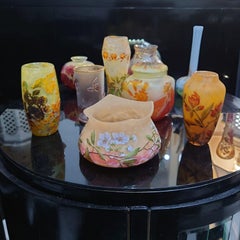 Vaso in vetro cammeo Daum Nancy 'Branch de pommier en fleurs', Francia circa 1905