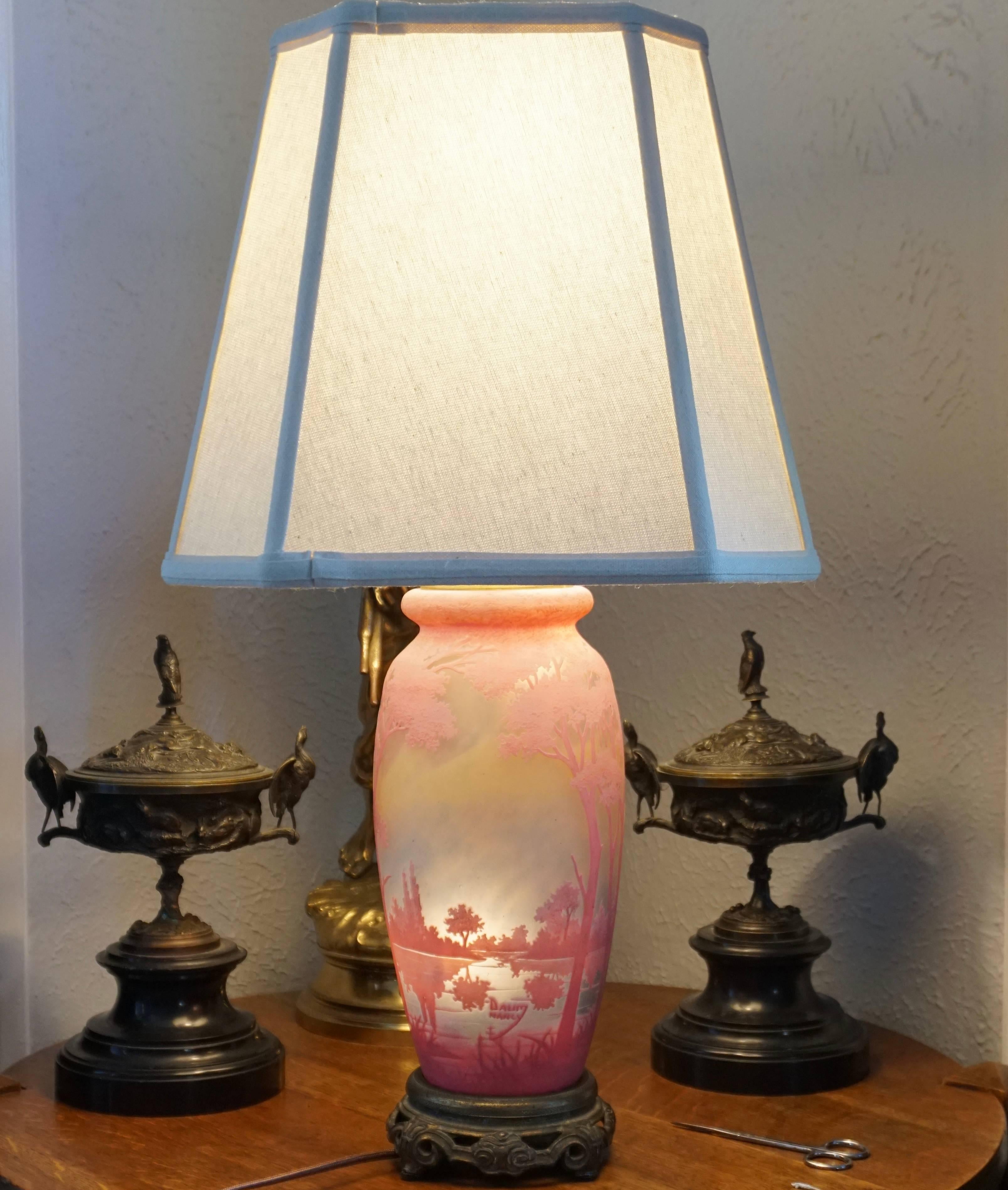Art nouveau Lampe vase rose à motif de paysage camée Daum Nancy en vente