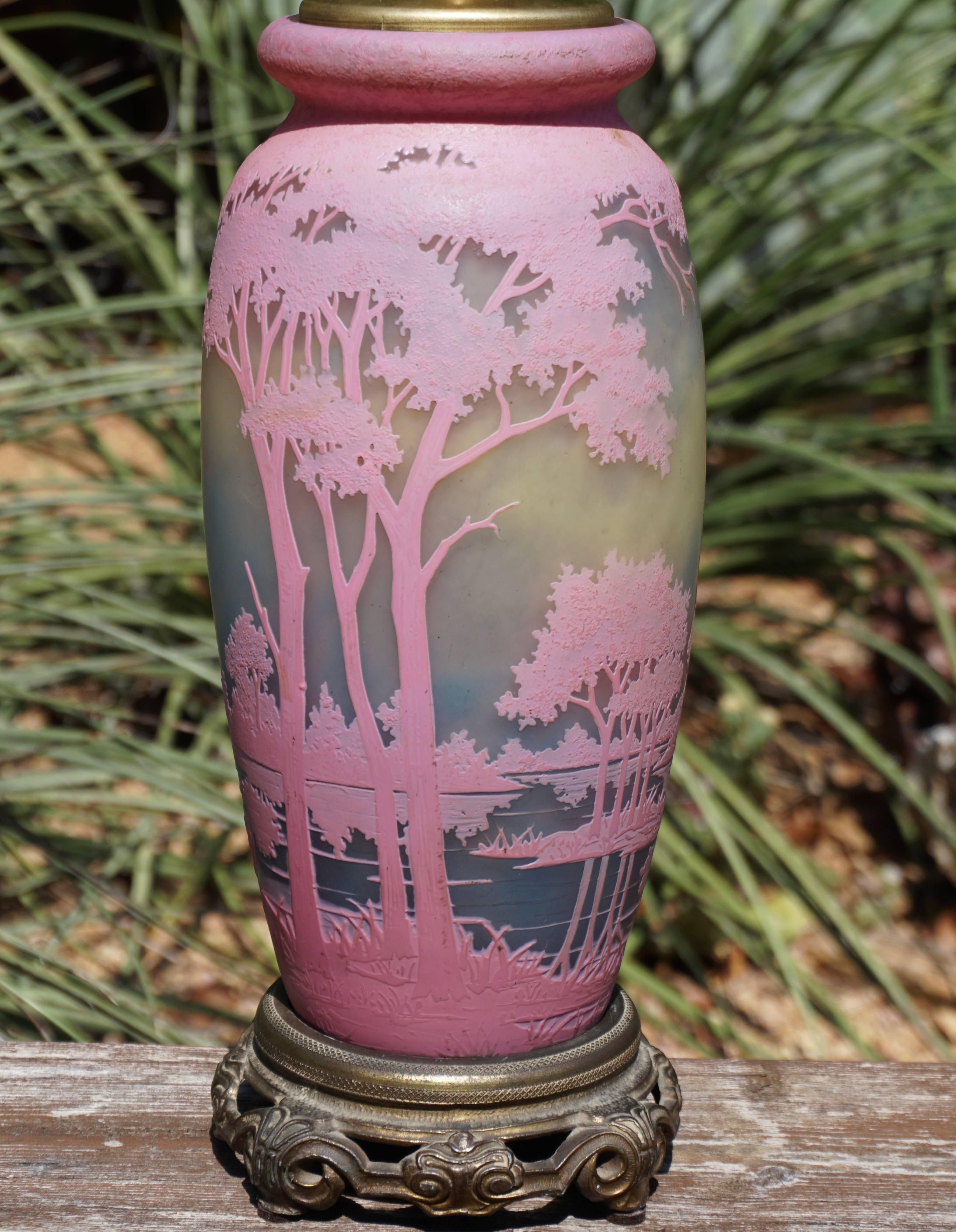 Français Lampe vase rose à motif de paysage camée Daum Nancy en vente