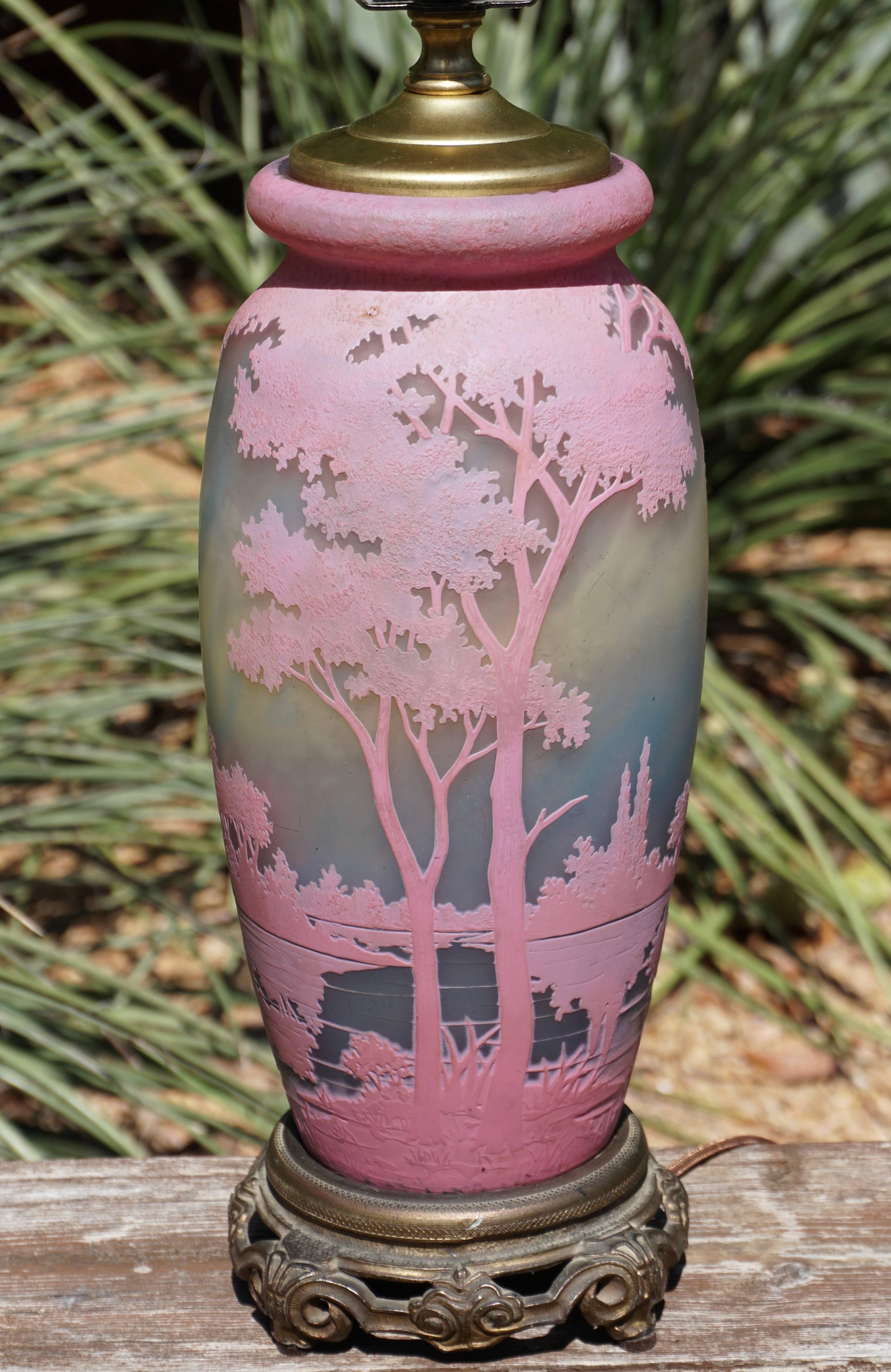 Lampe vase rose à motif de paysage camée Daum Nancy Excellent état - En vente à Dallas, TX
