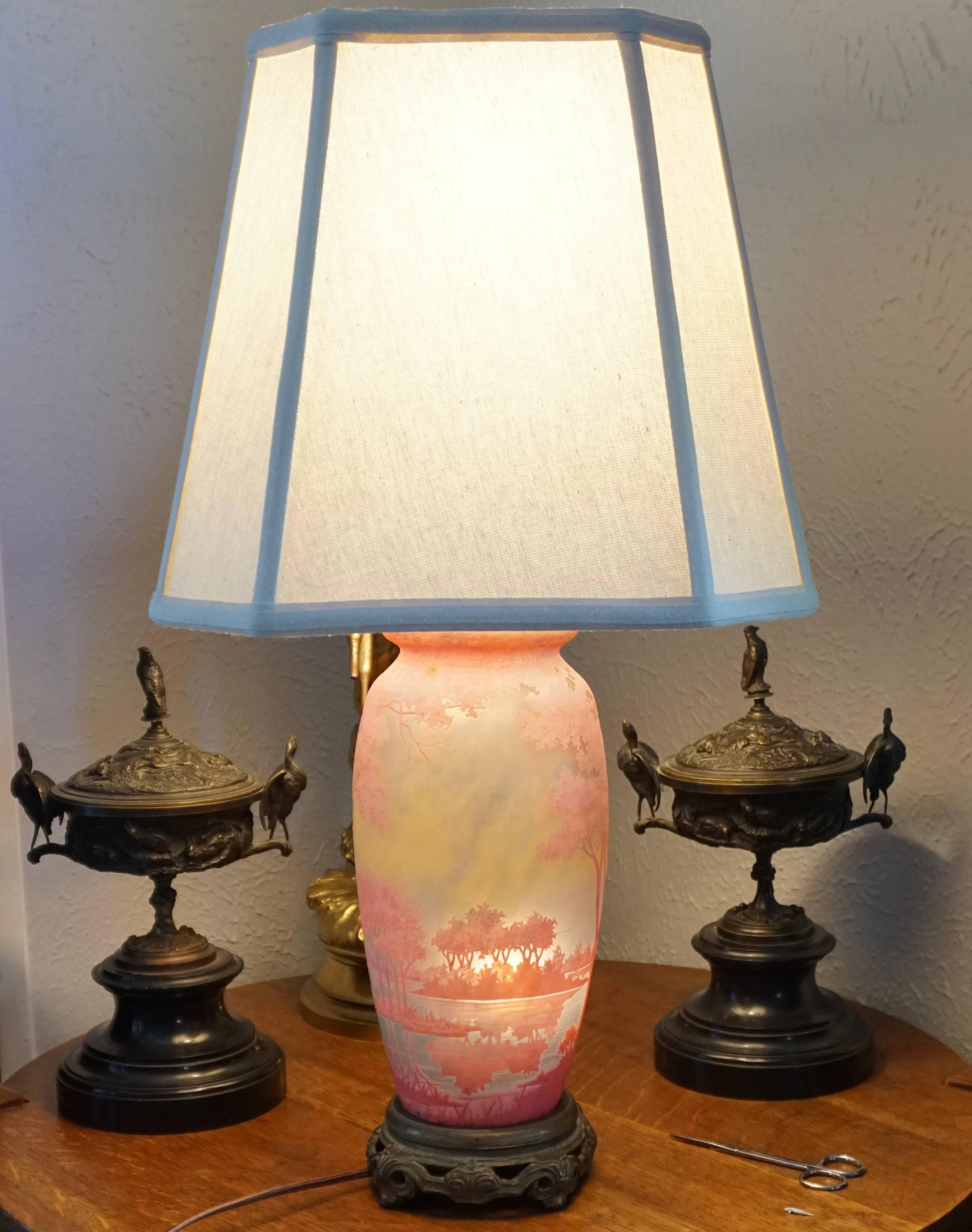 Début du 20ème siècle Lampe vase rose à motif de paysage camée Daum Nancy en vente