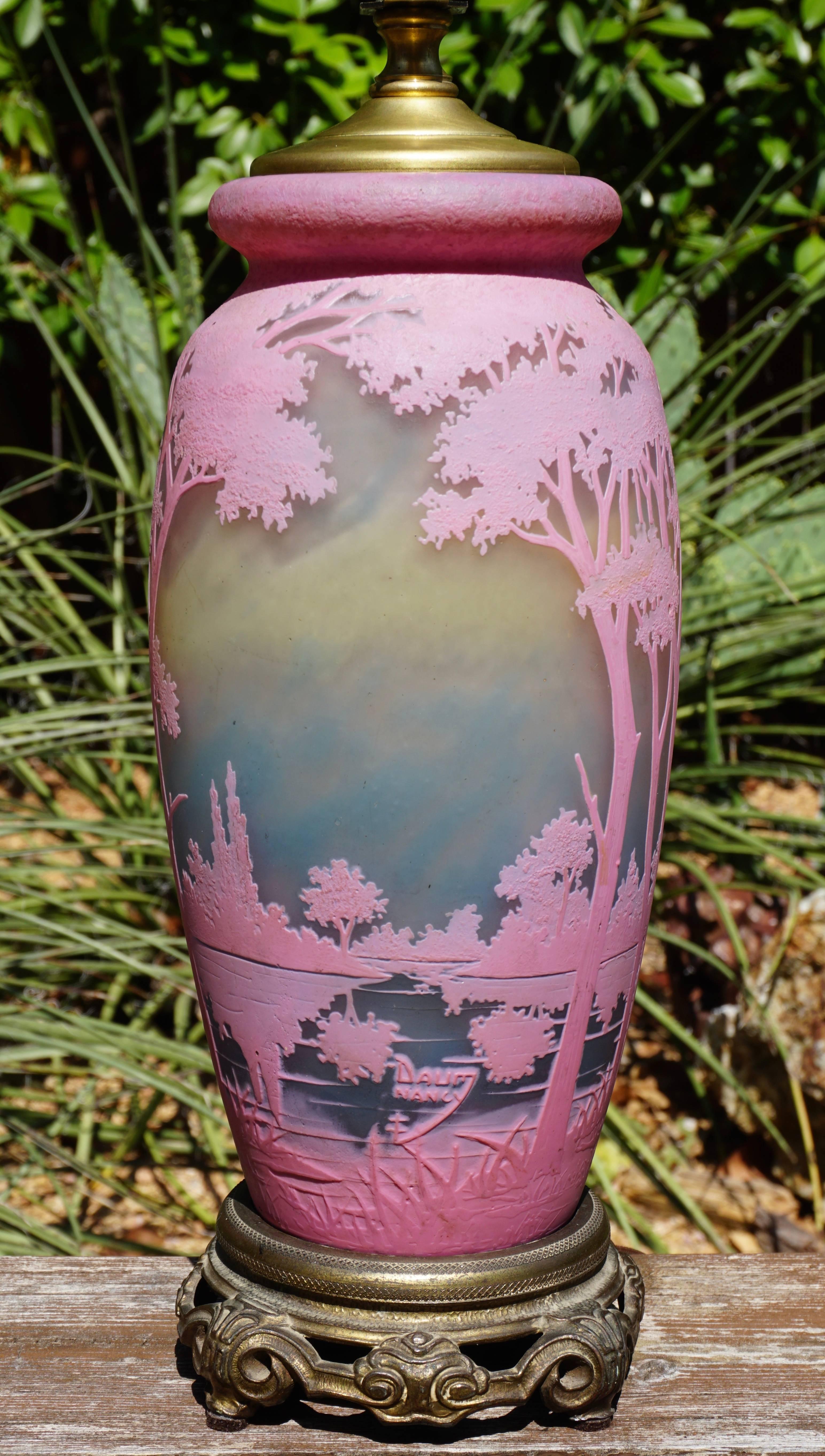 Verre d'art Lampe vase rose à motif de paysage camée Daum Nancy en vente