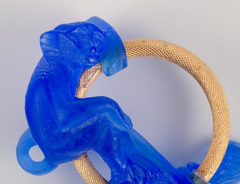 Daum, Nancy, France.
Decanter stopper in art glass and gilded metal.
Monkey in blue glass.
Late 20th century.
In excellent condition.
Dimensions: H 12.0 cm x W 11.0 cm.