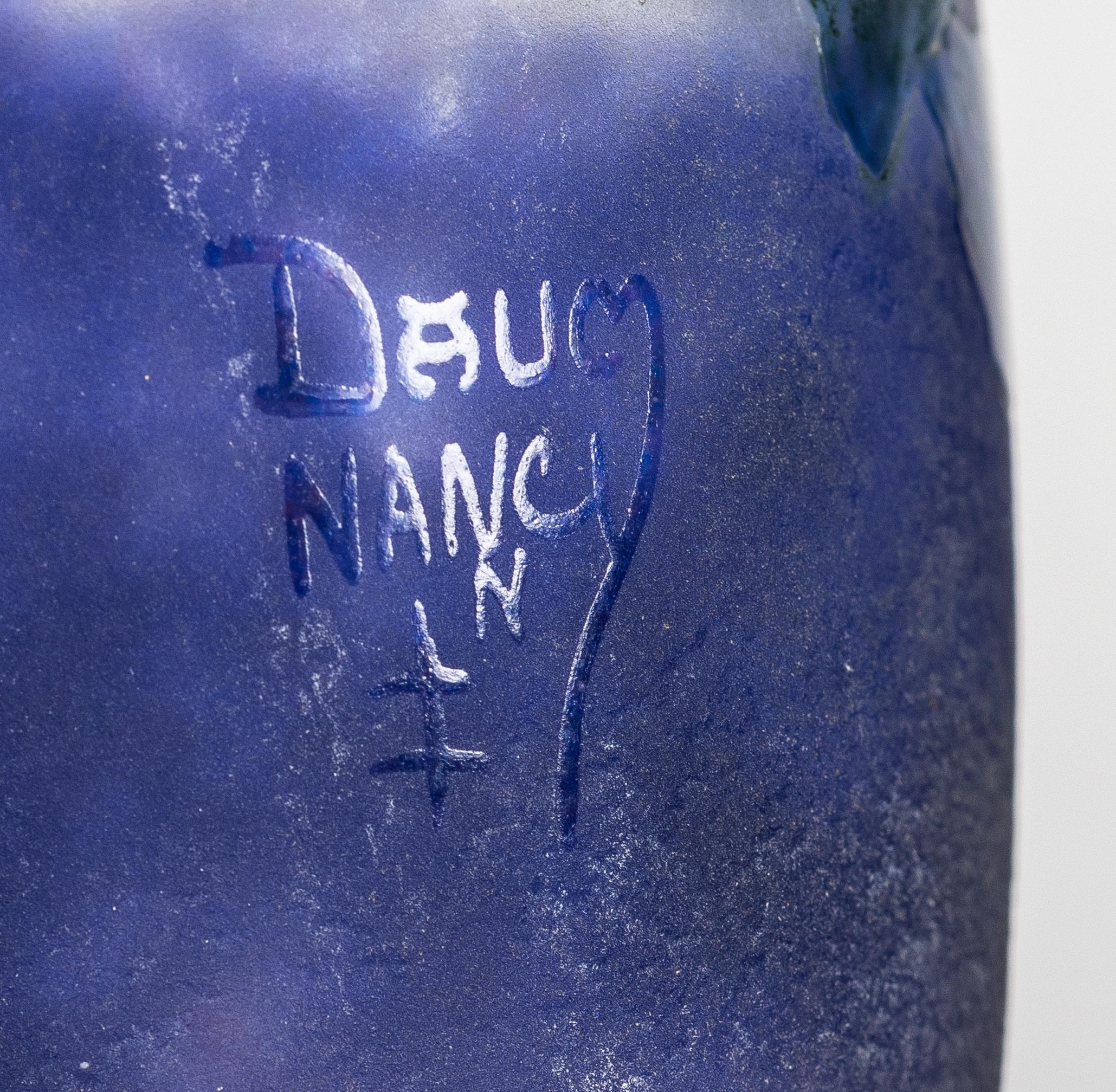 Vase en verre émaillé et décoré intérieurement de Daum Nancy, France, vers 1900-1910
décoré de plantes à fleurs rouges et violettes sur un fond tacheté de rose puis de bleu.
signature en camée de Daum Nancy avec croix de Lorraine.
Dimensions