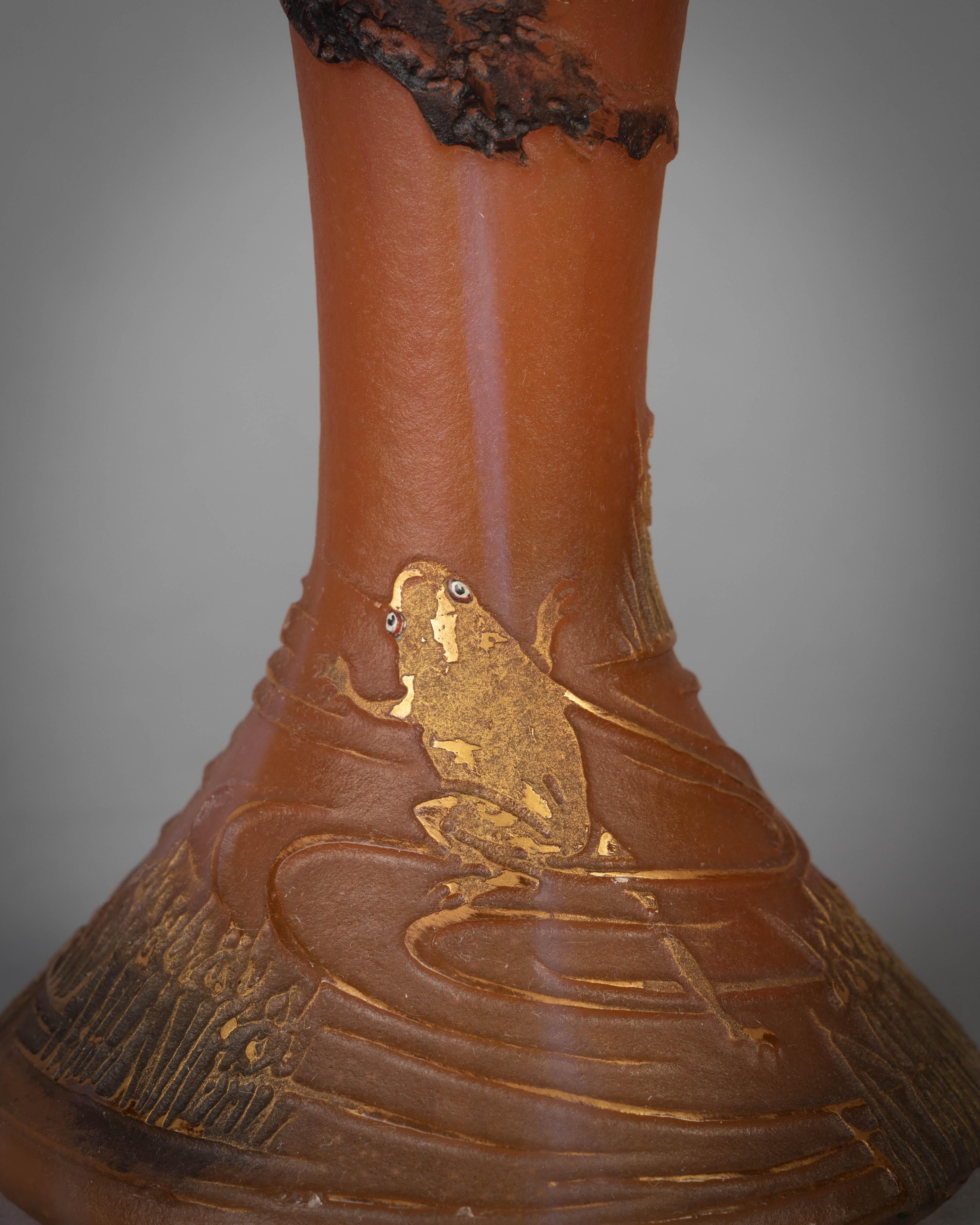 Daum Nancy Enameled Cameo Glass Black Crow and Frog Vase, circa 1900 In Good Condition For Sale In New York, NY