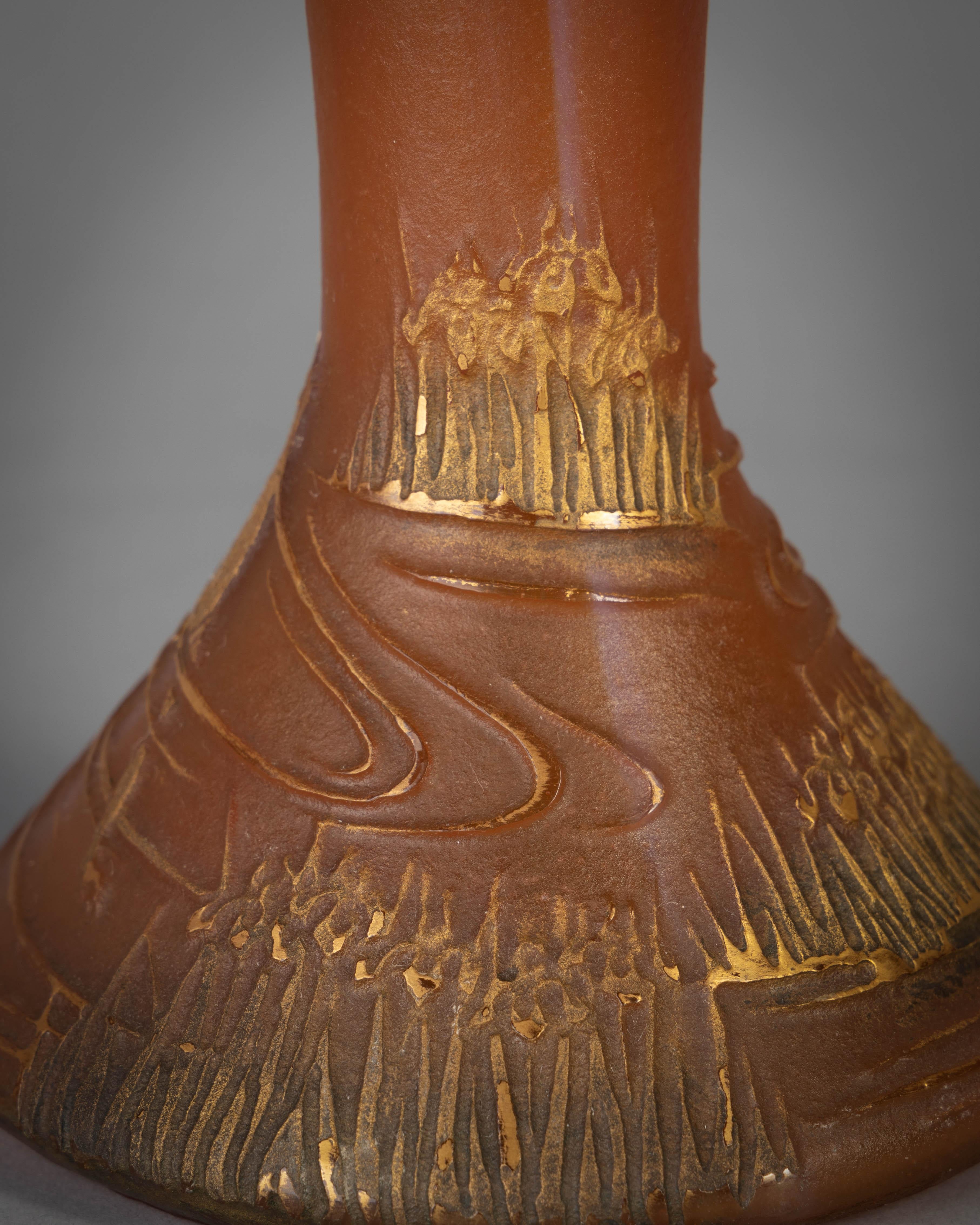Verre d'art Vase en verre camée émaillé Noir Crow and Frog de Daum Nancy:: vers 1900 en vente