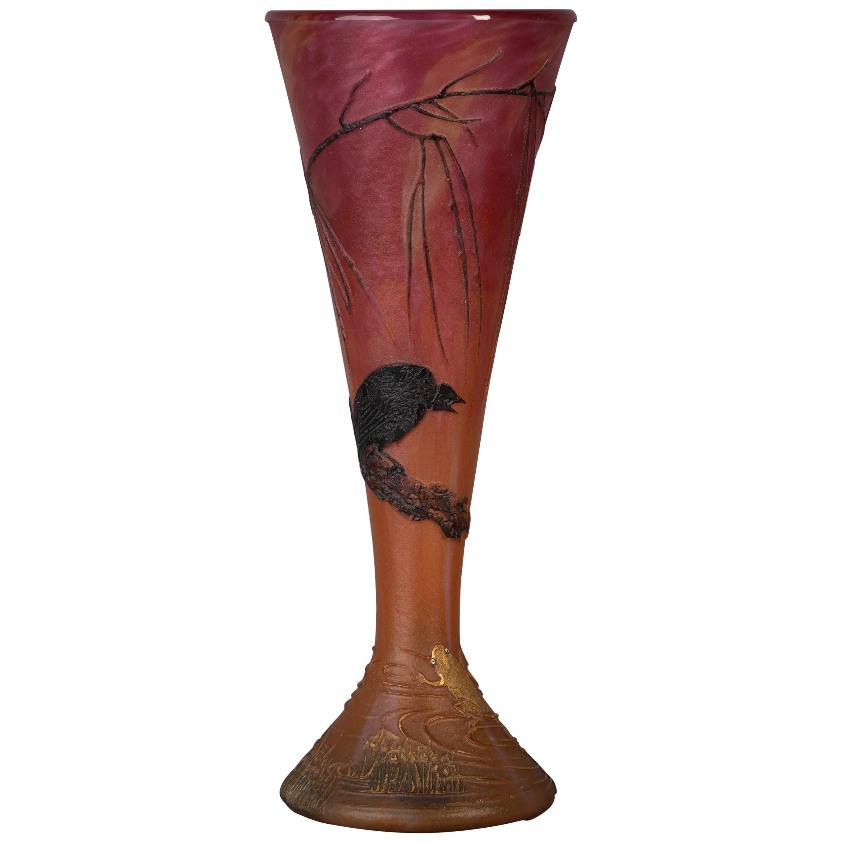 Schwarze Kamee-Glasvase mit Crow und Frosch emailliert von Daum Nancy:: um 1900