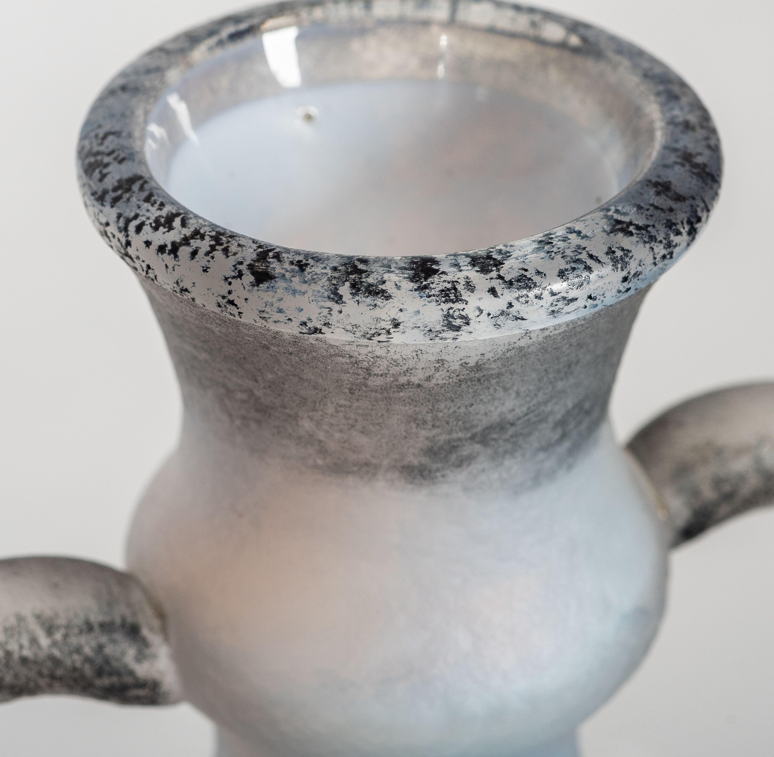 Vase mit zwei Henkeln aus emailliertem, opalisierendem Glas 