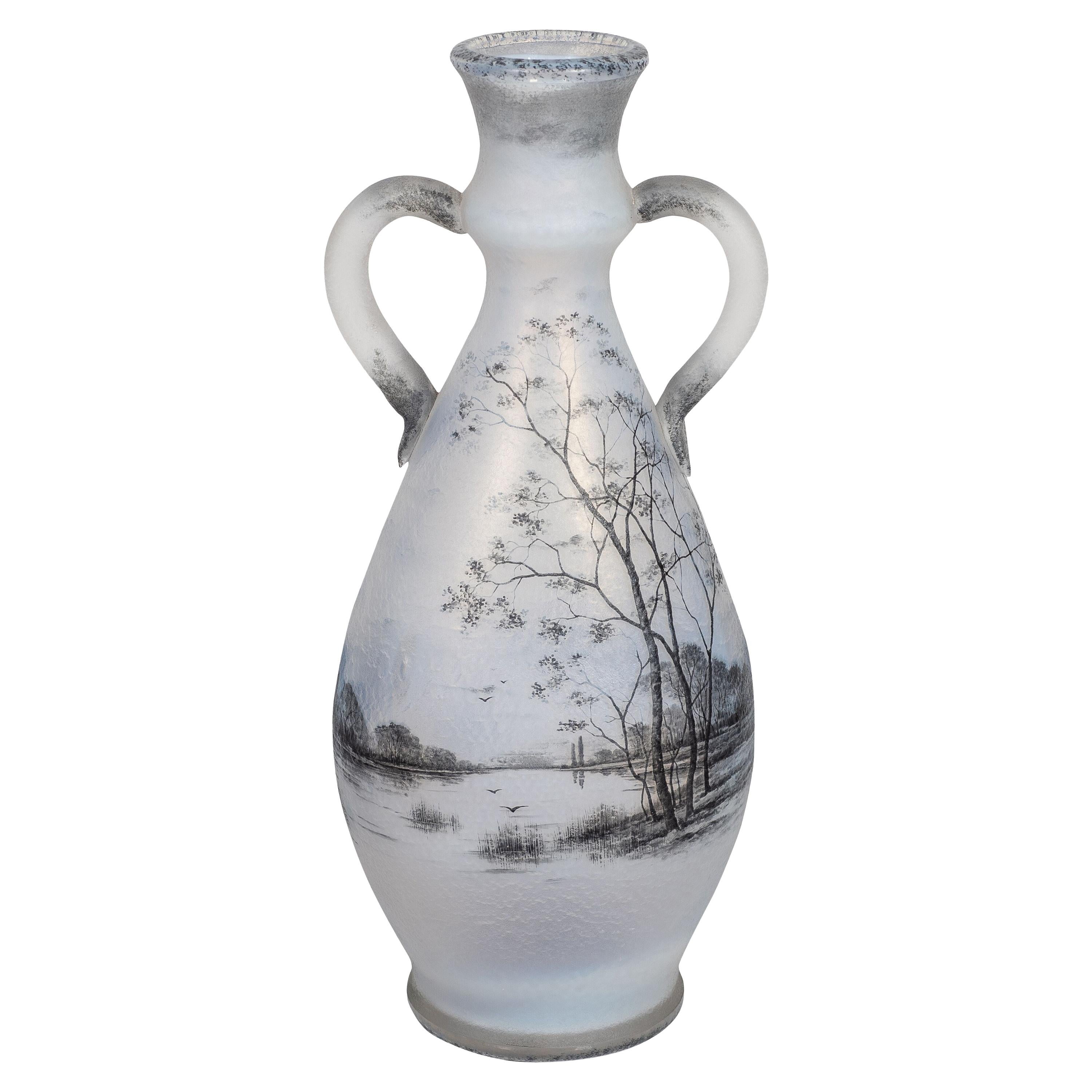 Vaso a due manici "Paesaggio olandese" di Daum Nancy in vetro opalescente smaltato in vendita
