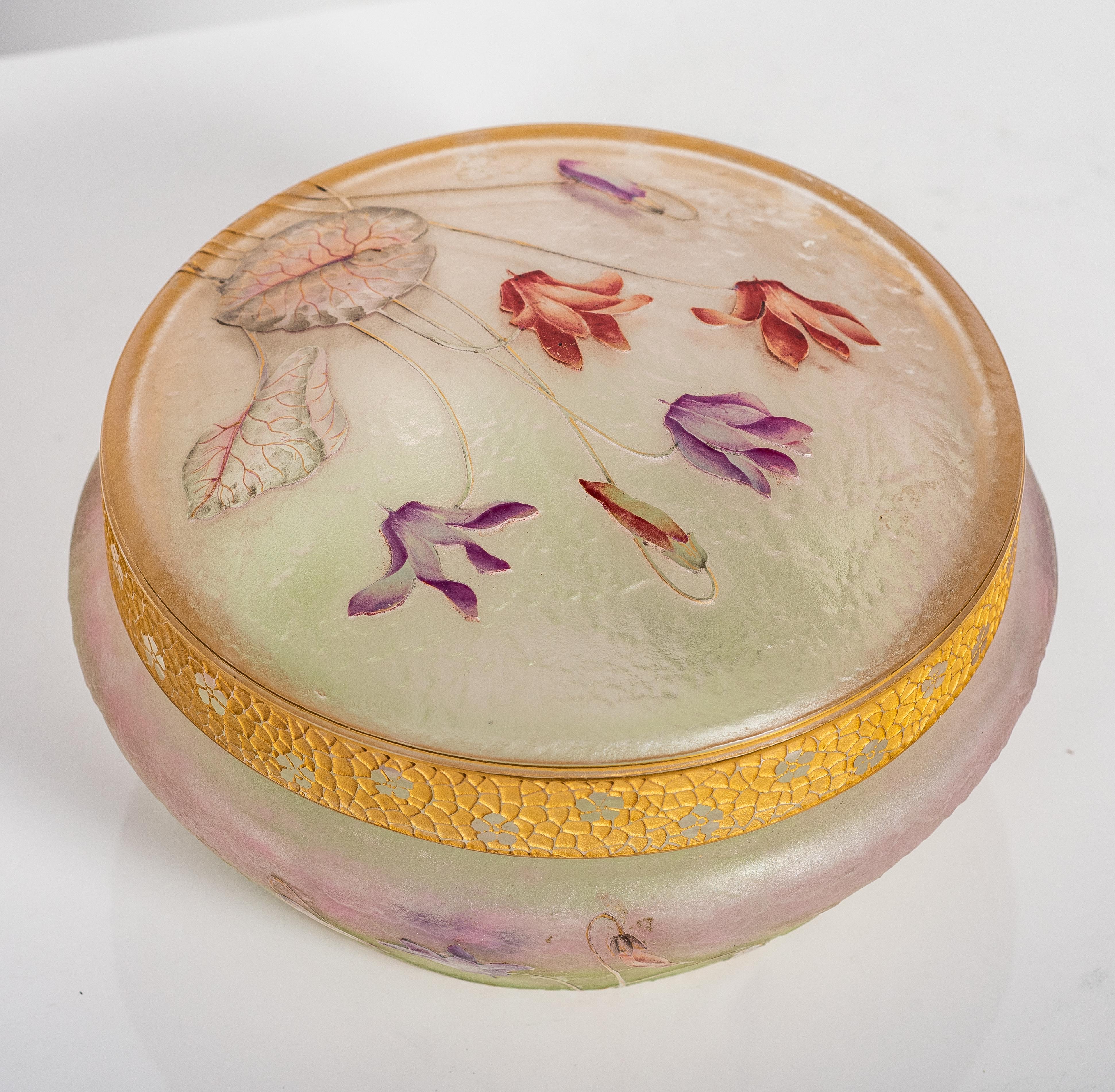 Daum Nancy Enamelled and Gilt-Decorated Cameo Glass Box and Cover In Good Condition In West Palm Beach, FL