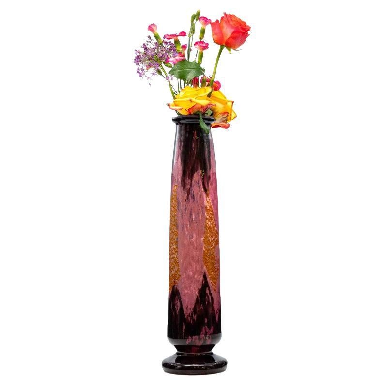 Daum Nancy, grand vase exquis, en pâte de verre, couleur rose, France, 1890