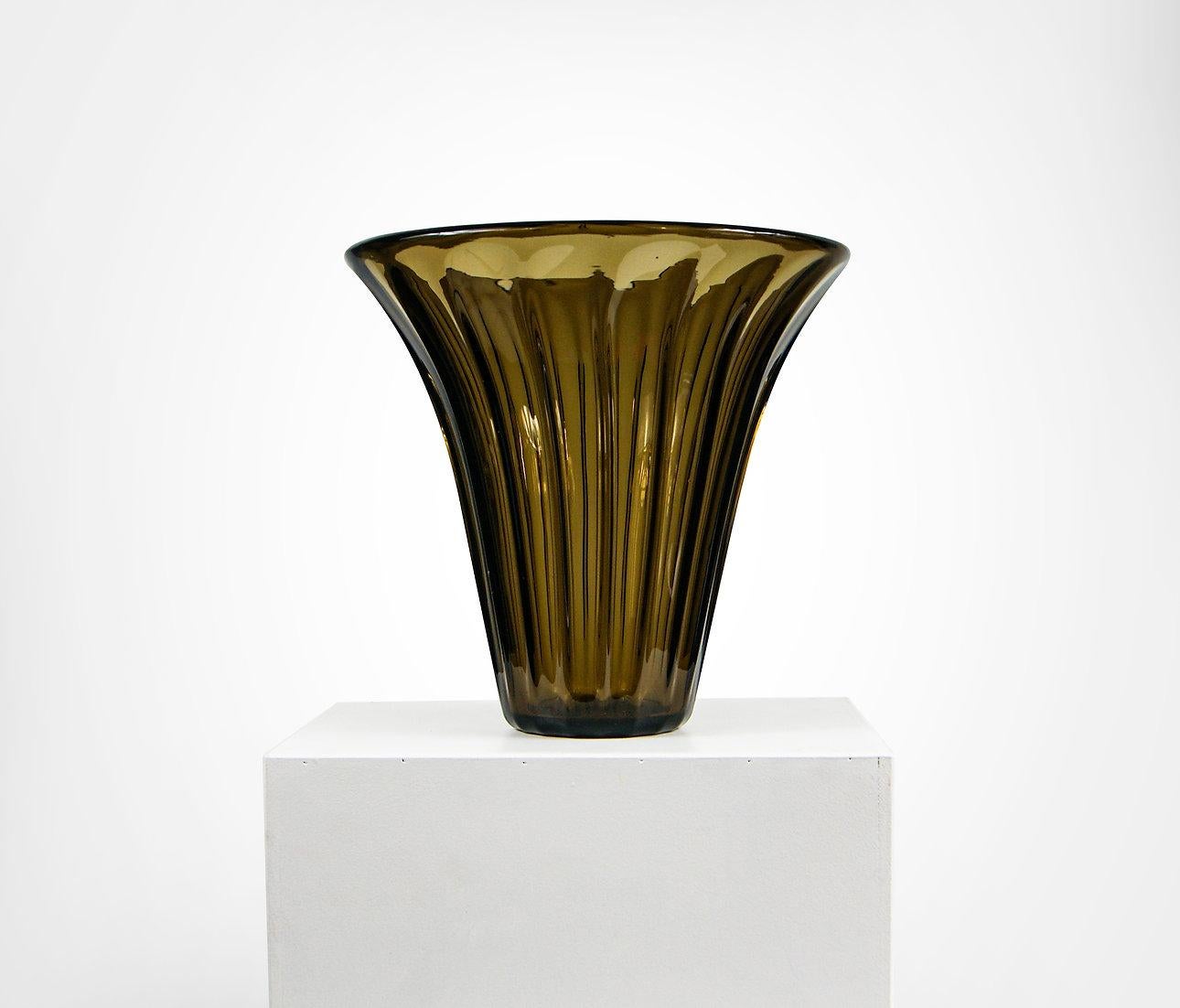 Vase en cristal ambré Art Déco de Daum Nancy France.
Spectaculaire vase en verre ambré à parois épaisses.
De grande taille, idéal pour les fleurs ou comme centre de table décoratif.
Signé 