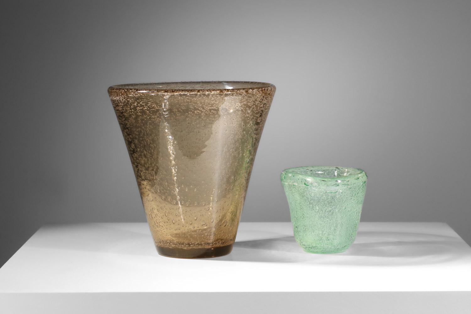 Piccolo vaso in vetro francese degli anni '40 di Daum De Nancy. Interamente in vetro verde soffiato e con bolle spesse. Artigianato di alta qualità. Condizioni vintage molto buone, con lievi tracce d'età e d'uso (vedi foto). 