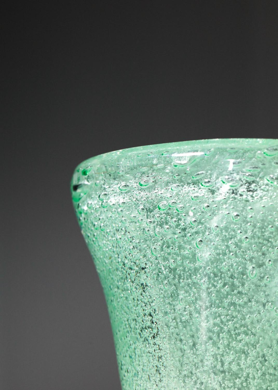 Mid-Century moderno Daum Greene & Greene anni '50 piccolo vaso in vetro a bolle verde in vendita