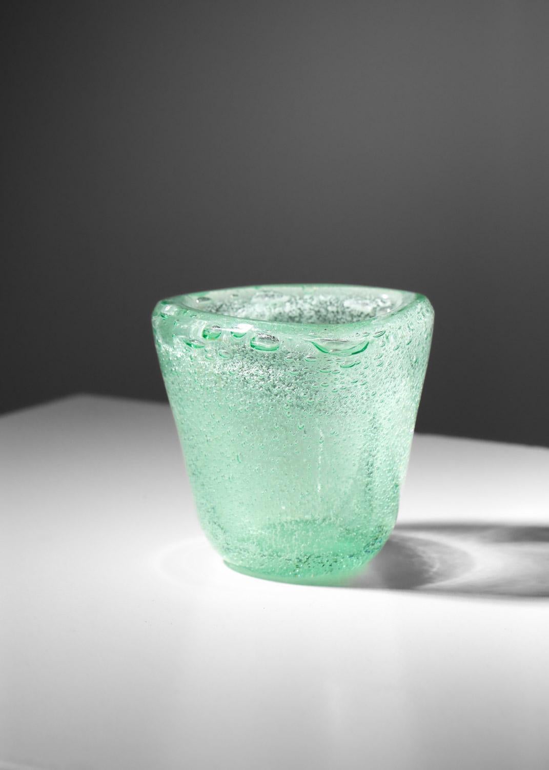 Fatto a mano Daum Greene & Greene anni '50 piccolo vaso in vetro a bolle verde in vendita