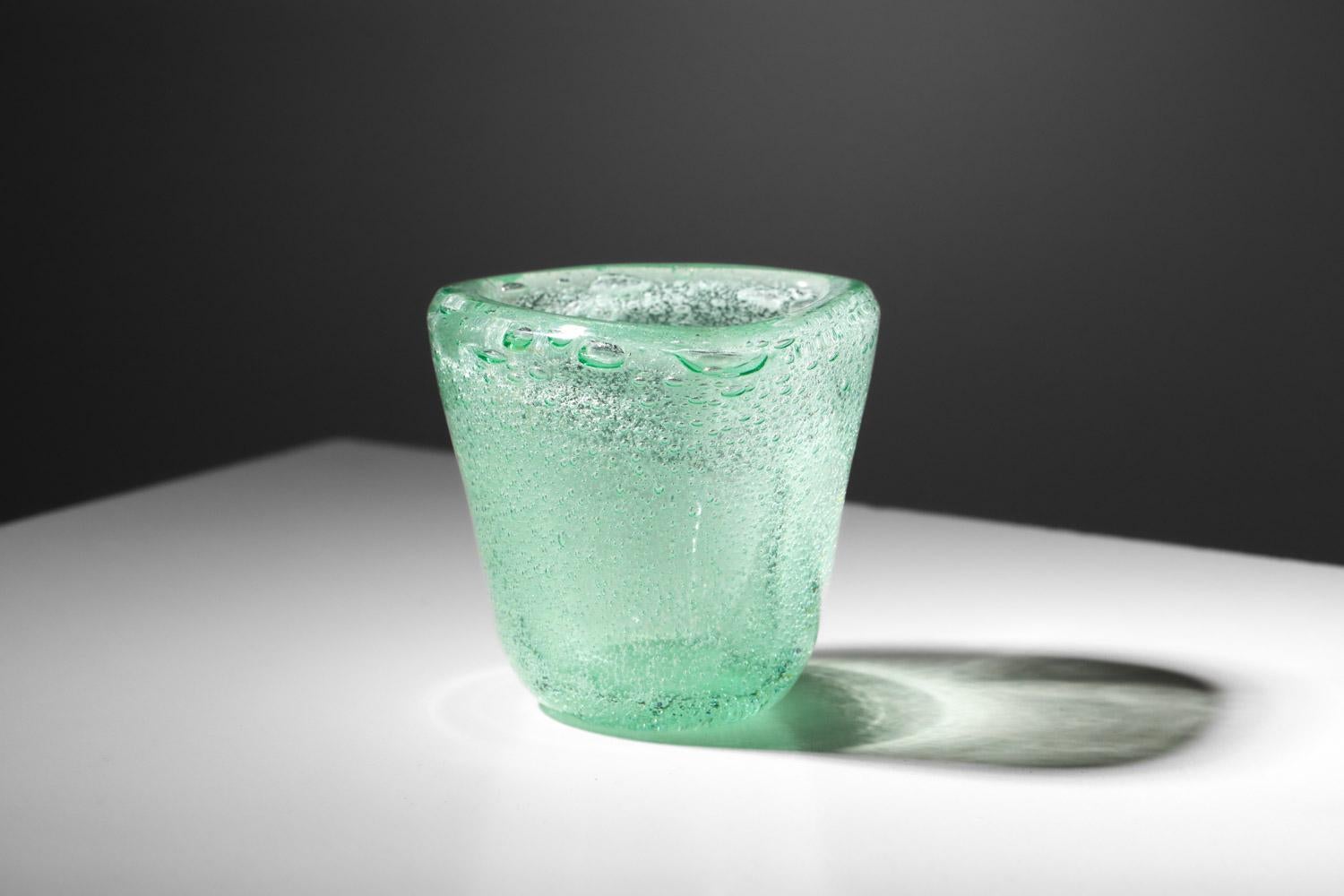 Daum Greene & Greene anni '50 piccolo vaso in vetro a bolle verde In condizioni buone in vendita a Ternay, Auvergne-Rhône-Alpes