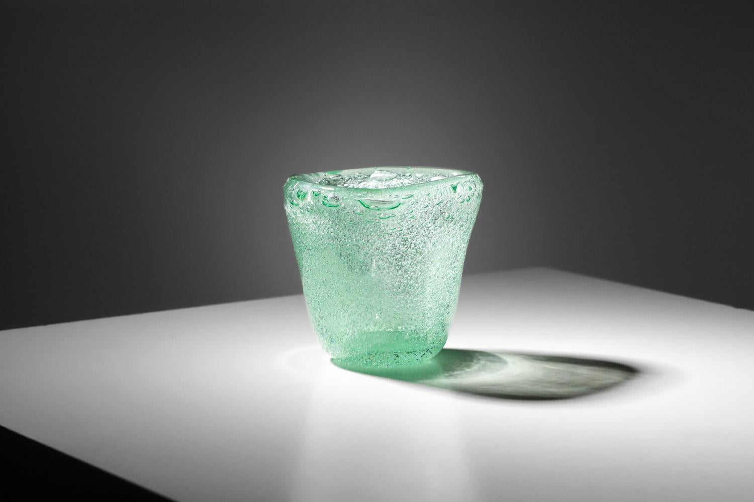 Vetro artistico Daum Greene & Greene anni '50 piccolo vaso in vetro a bolle verde in vendita