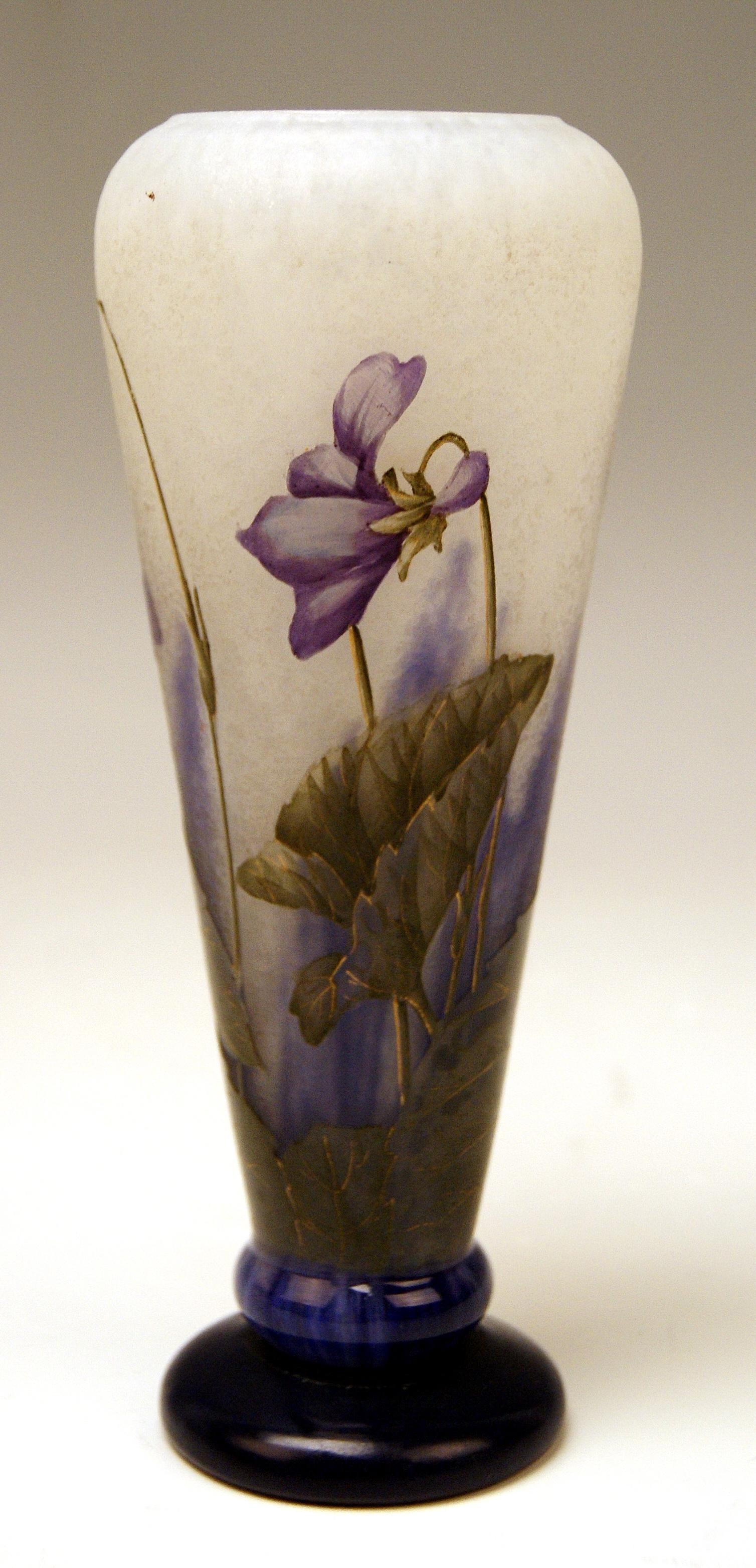 Daum Nancy Cameo finest as well as early art glass oblong tapering vase of Art Nouveau period.
Excellently decorated with interesting flowers: These are violets.

Manufactory: Daum Frères / made in France / Nancy, Lorraine, circa 1895.