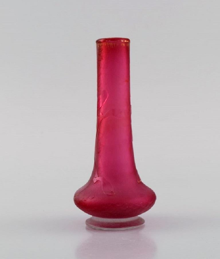 Daum Nancy, France. 
Vase Art Nouveau en verre d'art soufflé à la bouche rose. 
Fleurs en relief avec décoration en or peinte à la main. Environ 1900.
Mesures : 12.3 x 5 cm.
En parfait état. Légère usure de l'or.
Signé.