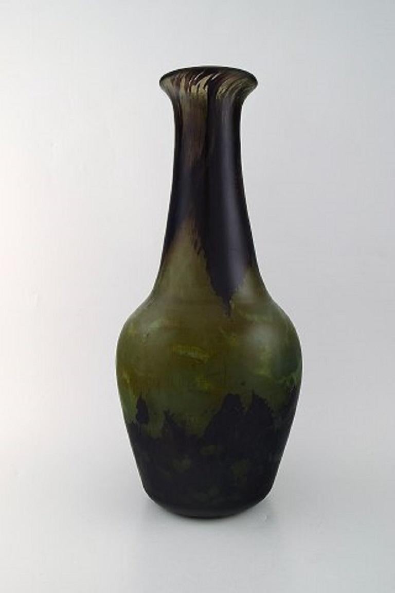 Daum Nancy, Frankreich. Kolossale Art-Déco-Vase aus mundgeblasenem Kunstglas in Grün- und Brauntönen, 1930er-1940er Jahre.
In sehr gutem Zustand.
Gestempelt.
Maße: 43.5 x 19,5 cm.





 