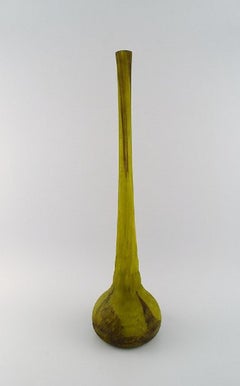 Vase de sol Colossal Art Nouveau en verre d'art vert mat Daum Nancy, France