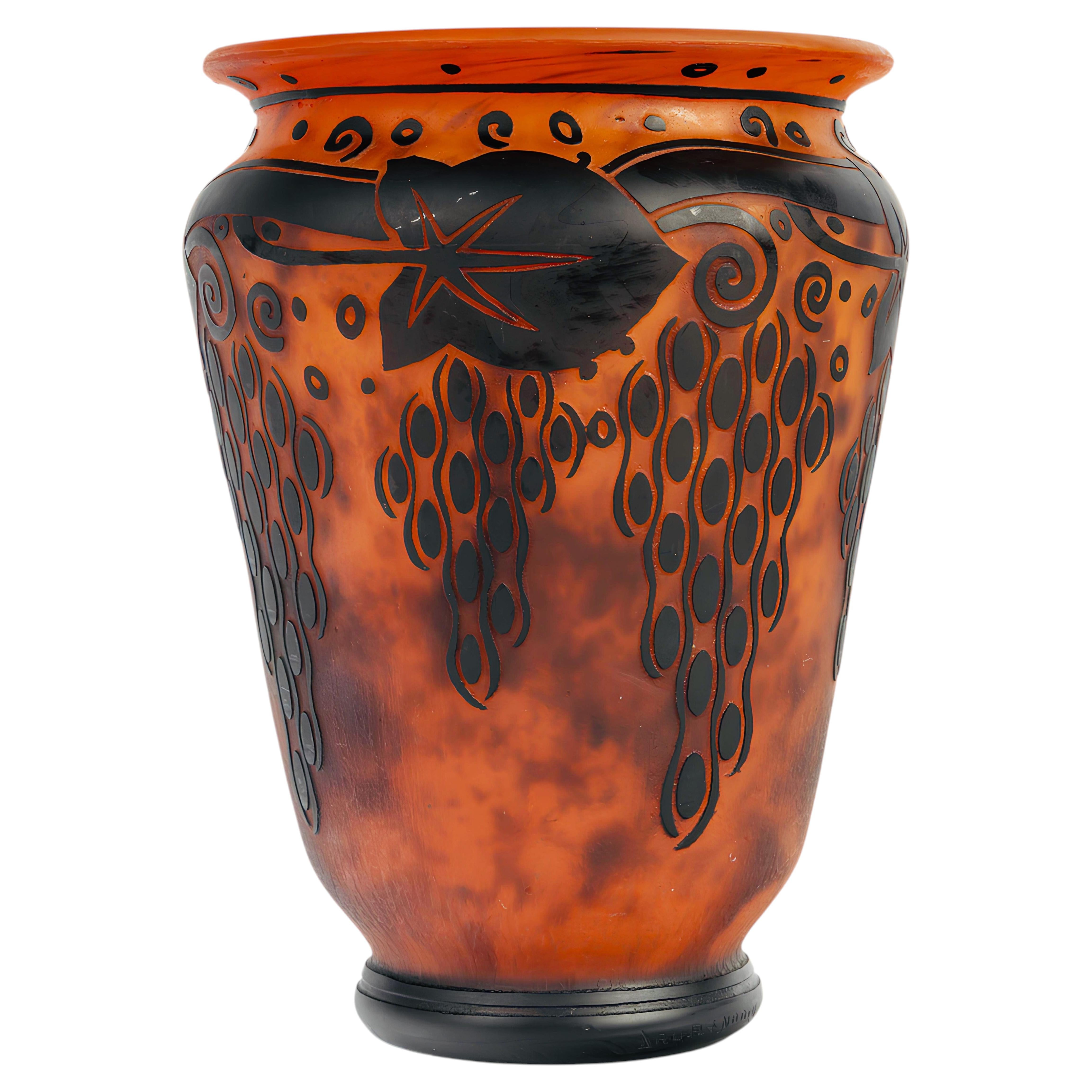 Daum Nancy, Francia, Croce di Lorena, vaso in vetro Art Déco con inclusioni, 1925 circa