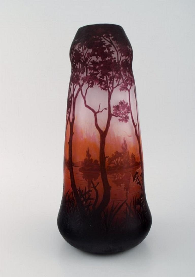 Daum Nancy, France. Large antique vase in mouth-blown art glass decorated with lake landscape and trees, circa 1910.
Measures: 31 x 15 cm.
Signed.
In excellent condition.