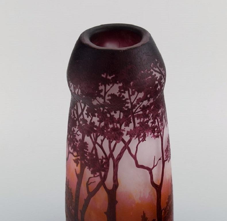 Francese Daum Nancy, Francia, grande vaso antico in vetro artistico con paesaggio e alberi in vendita