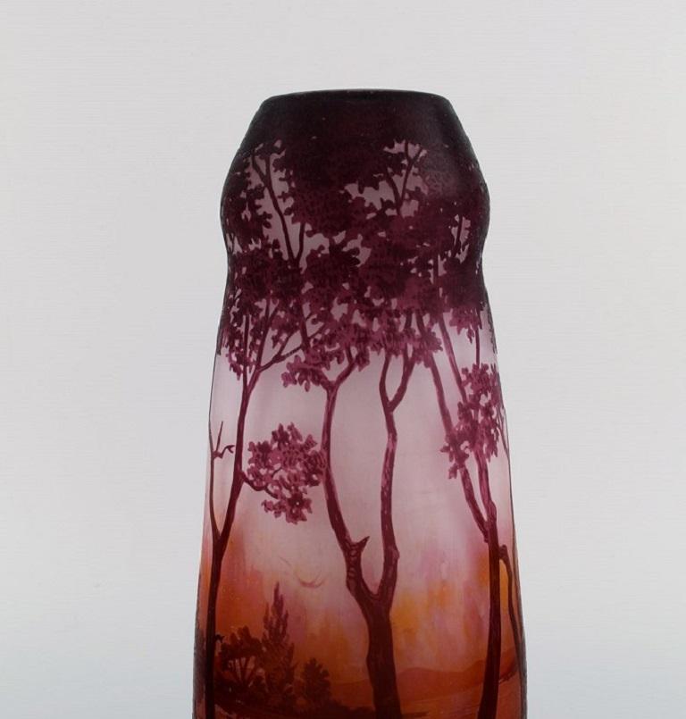 Realizzato con acquaforte Daum Nancy, Francia, grande vaso antico in vetro artistico con paesaggio e alberi in vendita