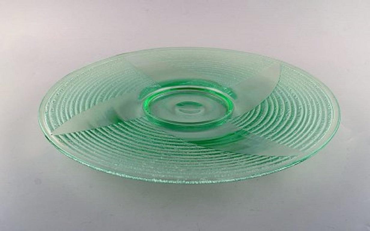Daum Nancy, Francia. Gran plato redondo Art Decó en vidrio artístico soplado a boca, años 1930-1940.
Medidas: 39 cm.
Sellado.
En muy buen estado.
 