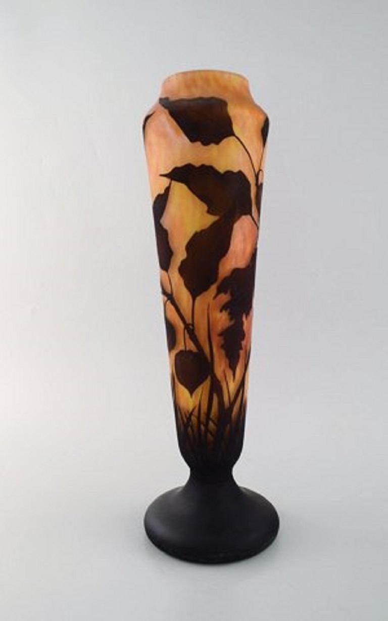 Daum Nancy, France. Large vase in mouth-blown art glass decorated with leaves and branches, circa 1920.
Measures: 40.5 x 12.5 cm.
Stamped.
In very good condition.