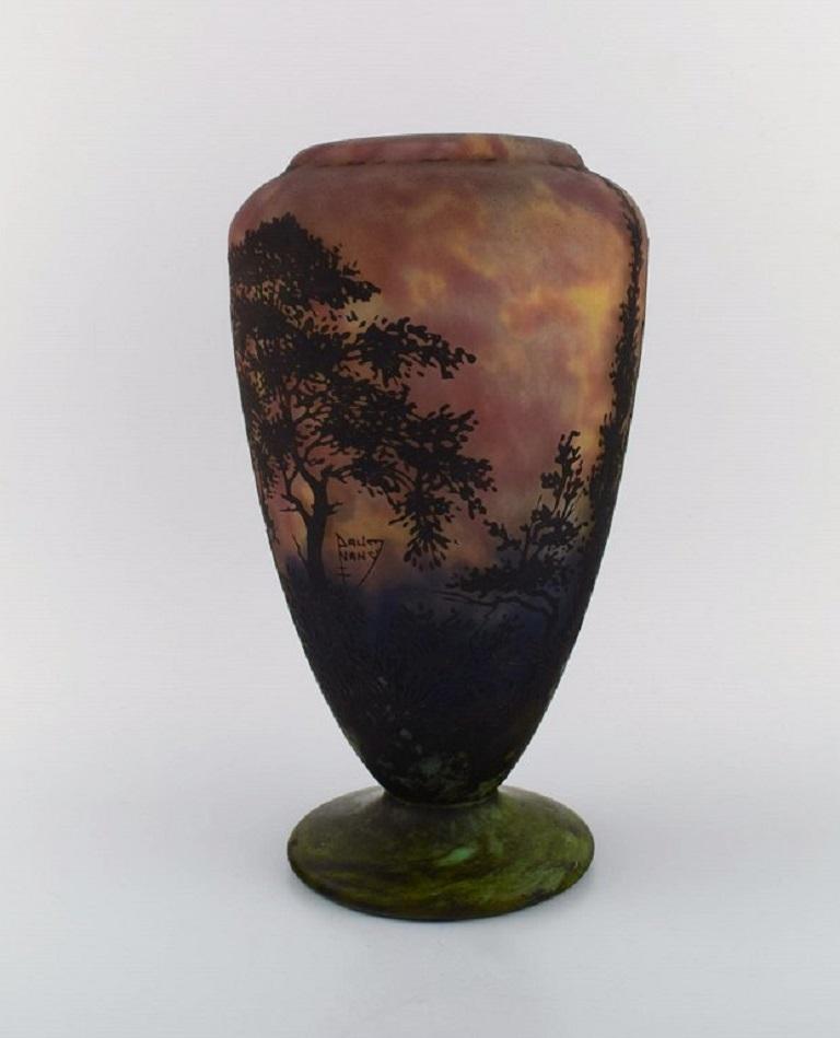 Daum Nancy, France. Grand vase en verre d'art soufflé à la bouche décoré d'un paysage avec des arbres. Environ 1920.
Mesures : 32 x 19 cm.
Signé.
En parfait état.