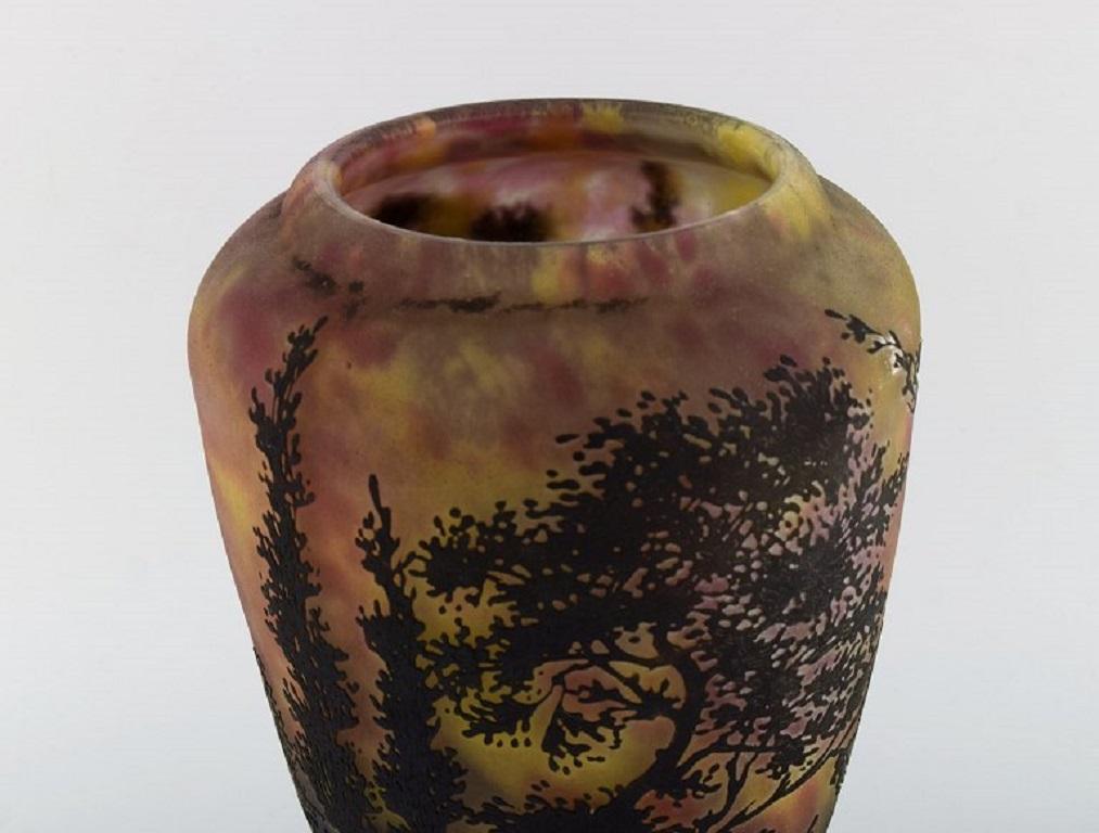 Art nouveau Daum Nancy, France, grand vase en verre d'art soufflé à la bouche décoré de paysage en vente