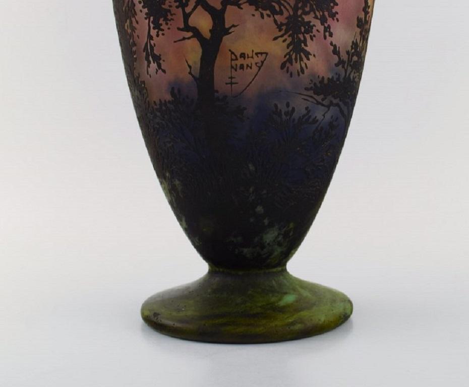 Français Daum Nancy, France, grand vase en verre d'art soufflé à la bouche décoré de paysage en vente