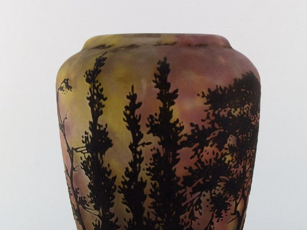 Peint à la main Daum Nancy, France, grand vase en verre d'art soufflé à la bouche décoré de paysage en vente
