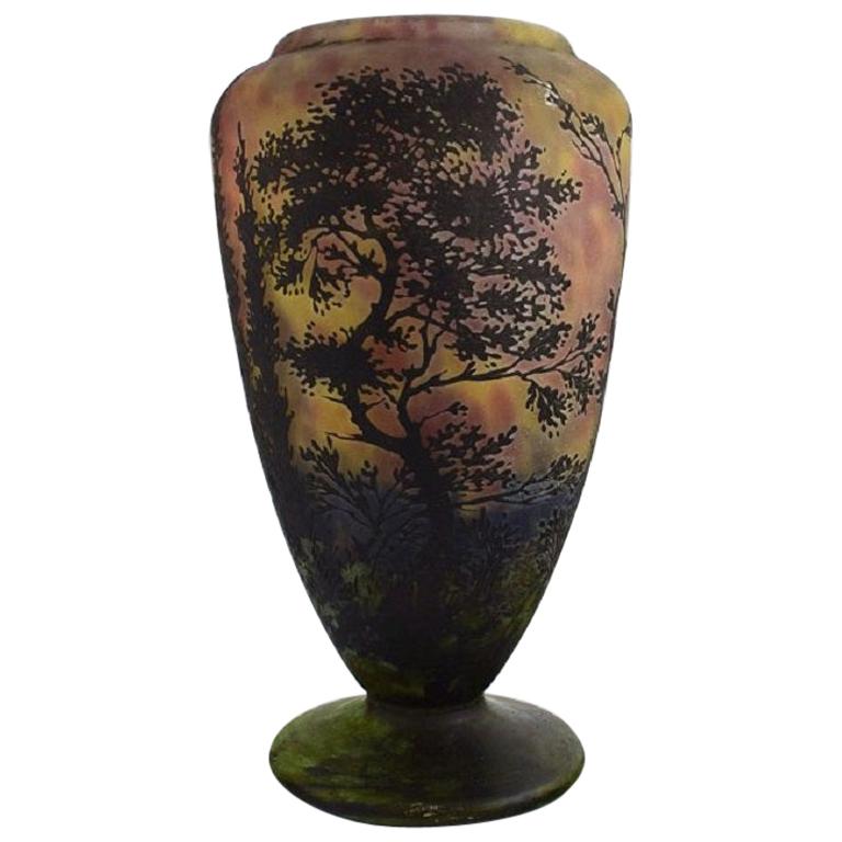 Daum Nancy, France, grand vase en verre d'art soufflé à la bouche décoré de paysage en vente