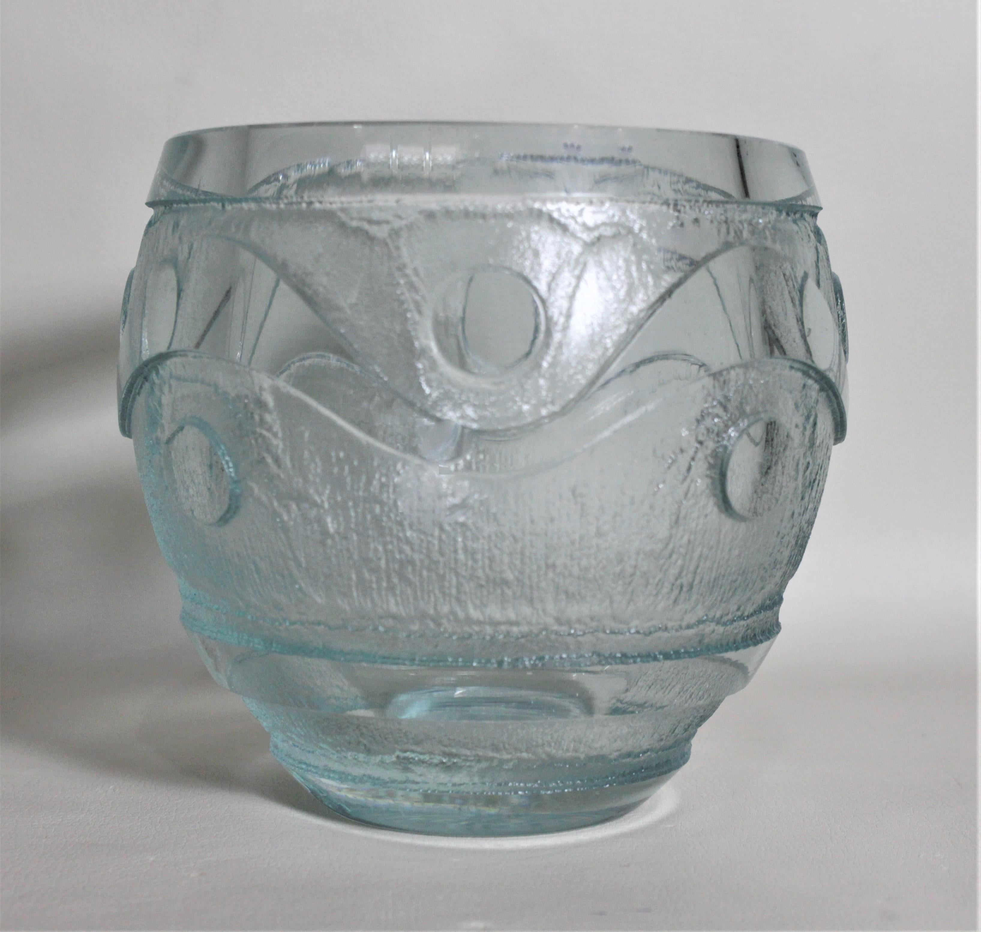 Diese antike Vase aus säuregeätztem Kunstglas wurde von dem renommierten französischen Hersteller Daum & Nancy um 1925 im Stil des Art déco hergestellt. Die Vase besteht aus einem sehr dicken, grün getönten Glas mit einer bauchigen Form und wurde