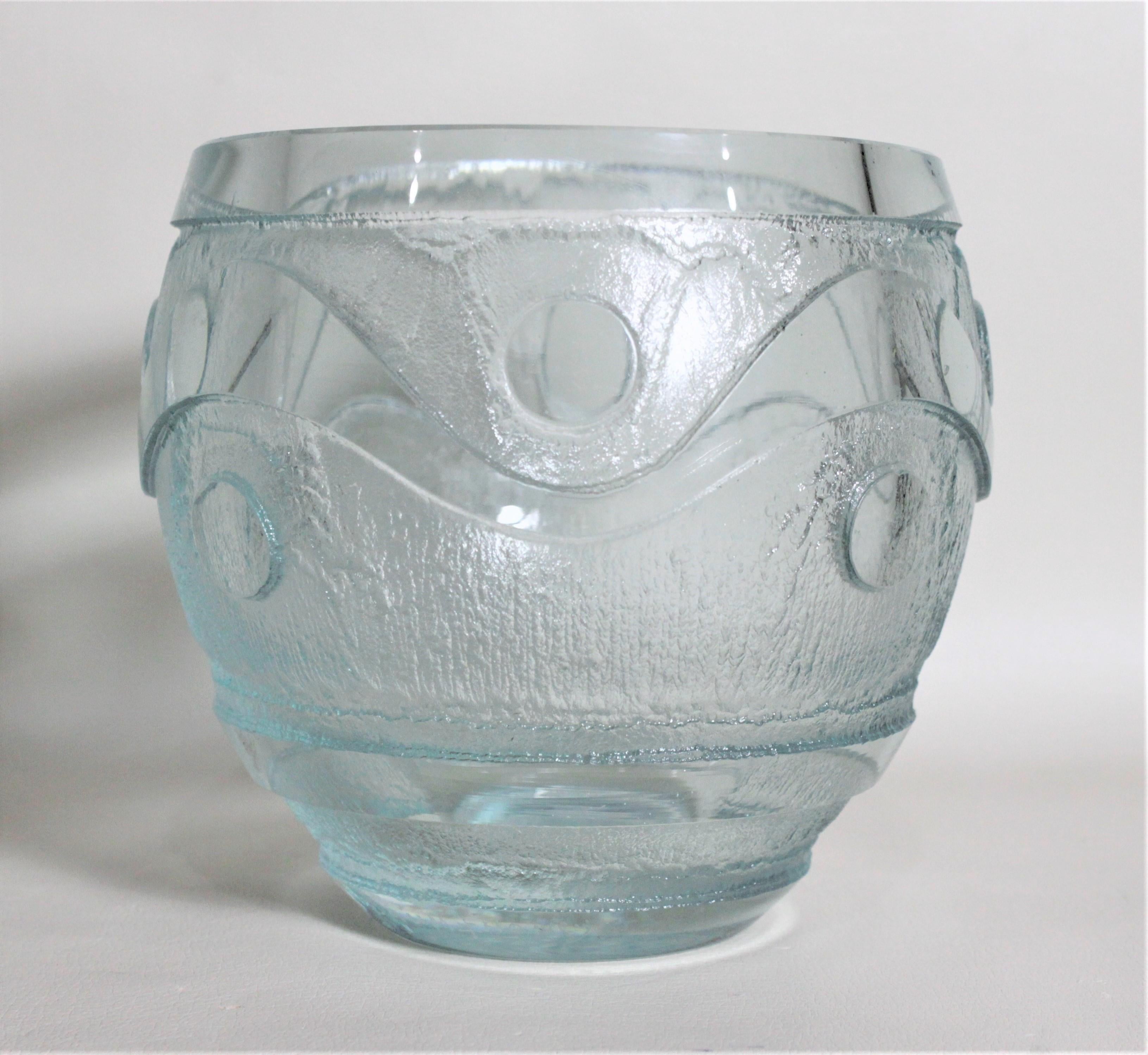 Französische Vase aus säuregeätztem grünem Art-déco-Kunstglas von Daum Nancy, Art déco im Zustand „Gut“ im Angebot in Hamilton, Ontario