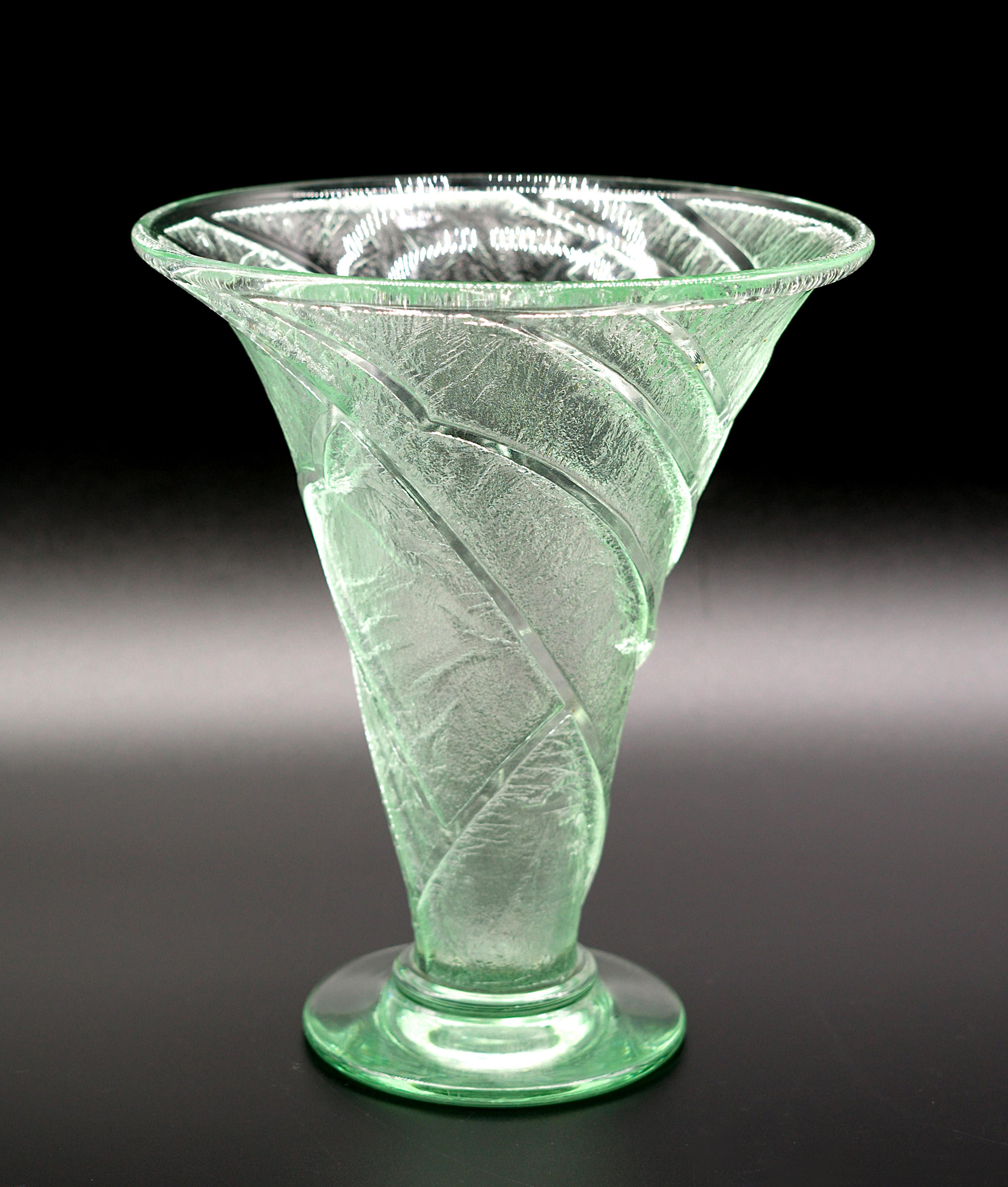 Französische Art Déco-Vase aus säuregeätztem Glas von DAUM (Nancy), Frankreich, 1930er Jahre. Farbe: grün. Maße: Höhe: 21 cm (8,3