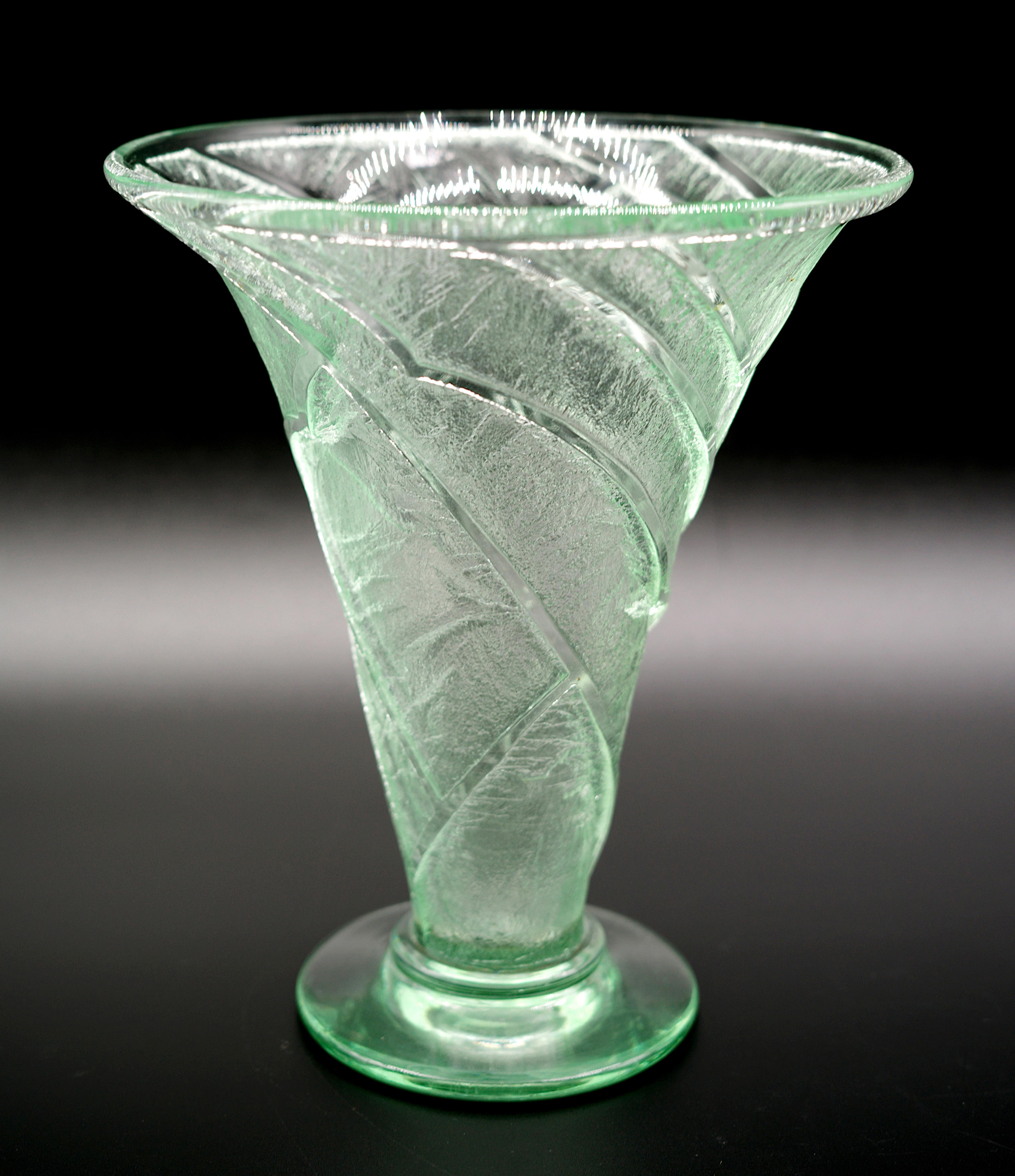 Daum Nancy French Art Deco Acid-Etched Vase, 1930s In Good Condition For Sale In Saint-Amans-des-Cots, FR