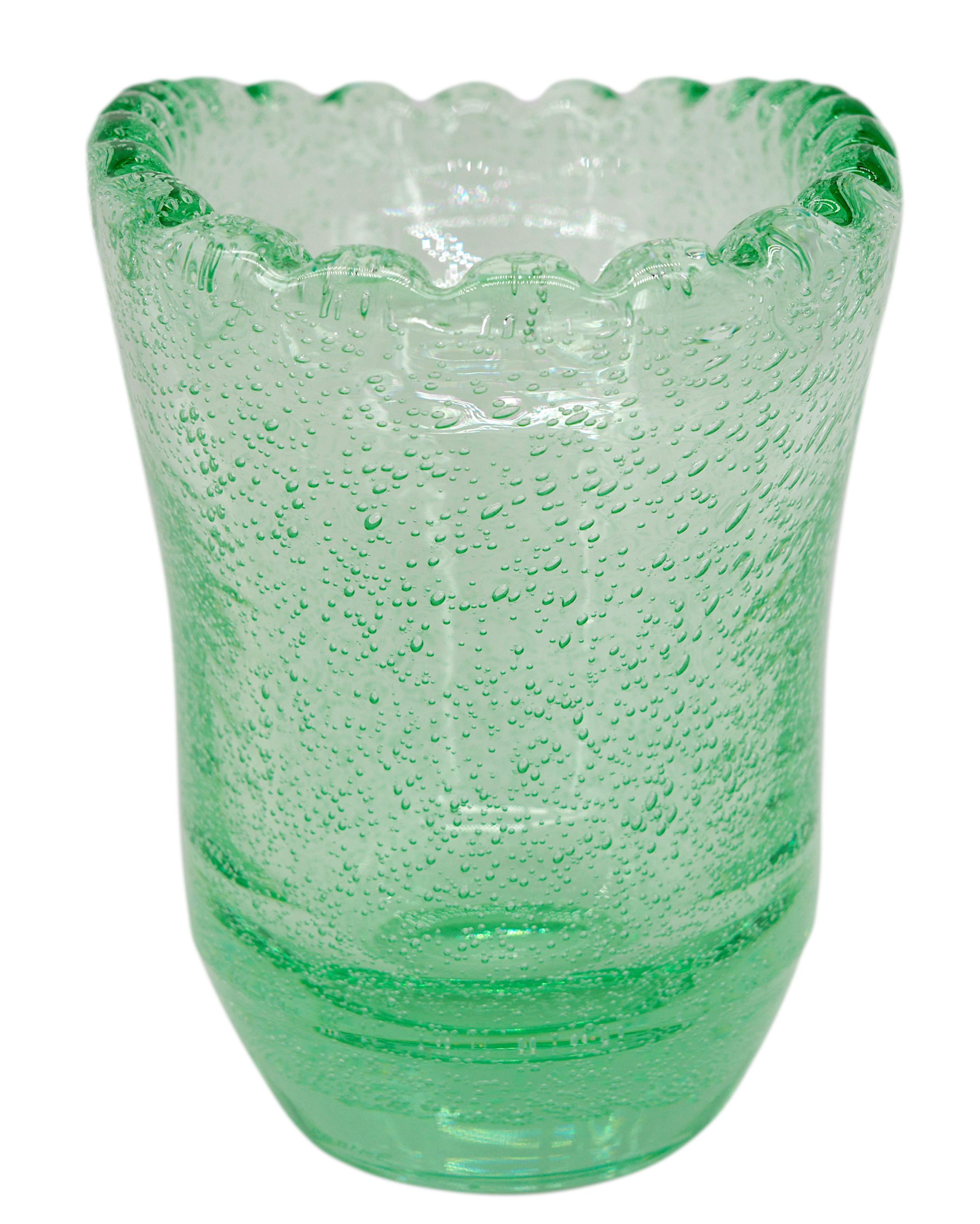 Vase en verre Art déco de Daum (Nancy), France, années 1930. Vase en verre épais soufflé et bullé. Couleur : vert. Mesures : Hauteur : 19 cm, Largeur : 22 cm, Profondeur : 14,5 cm. Signé 