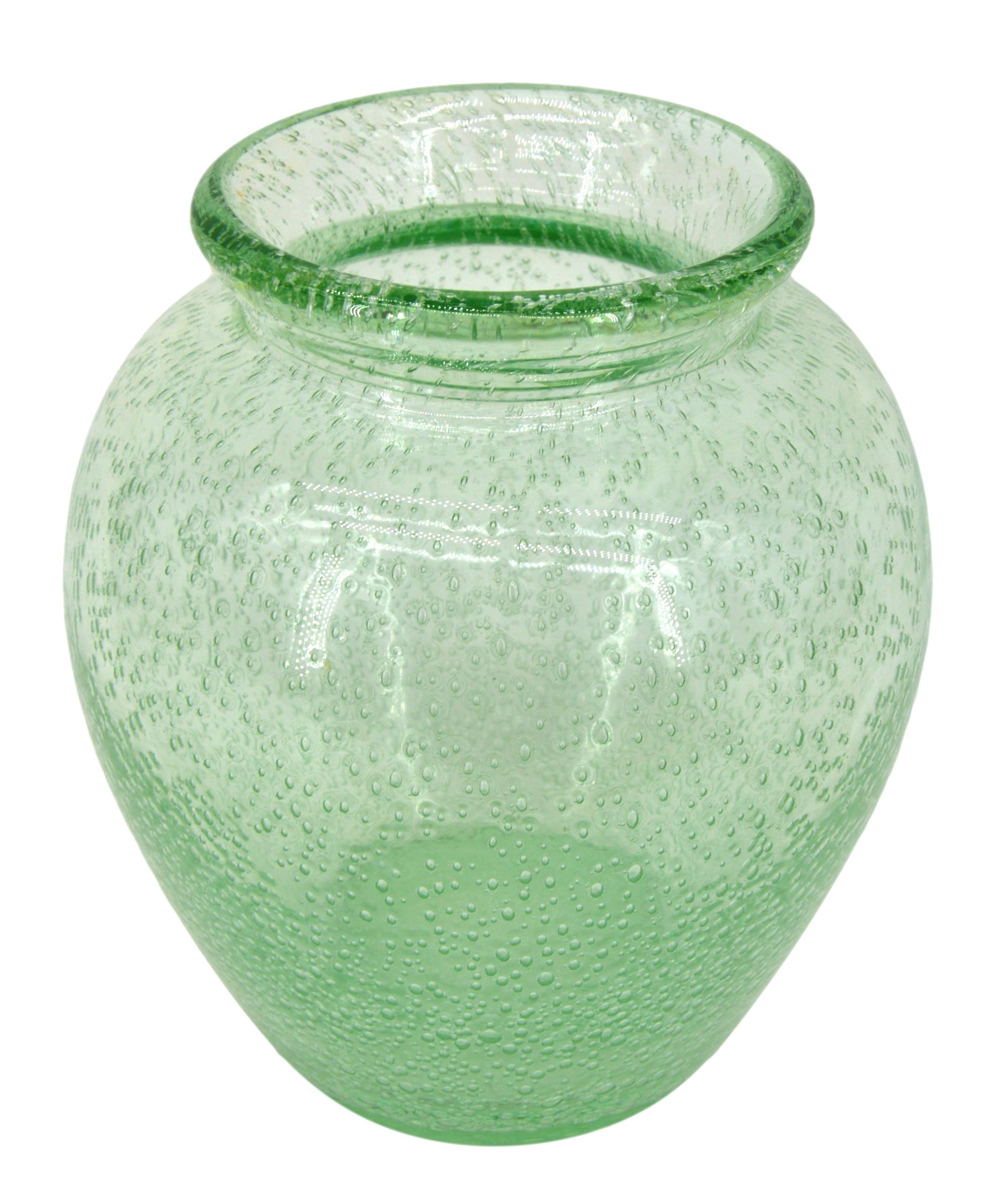 Vase en verre Art déco de Daum (Nancy), France, années 1930. Vase en verre épais soufflé et bullé. Couleur : vert. Hauteur : 19,5 cm, diamètre : 18 cm. Signé 
