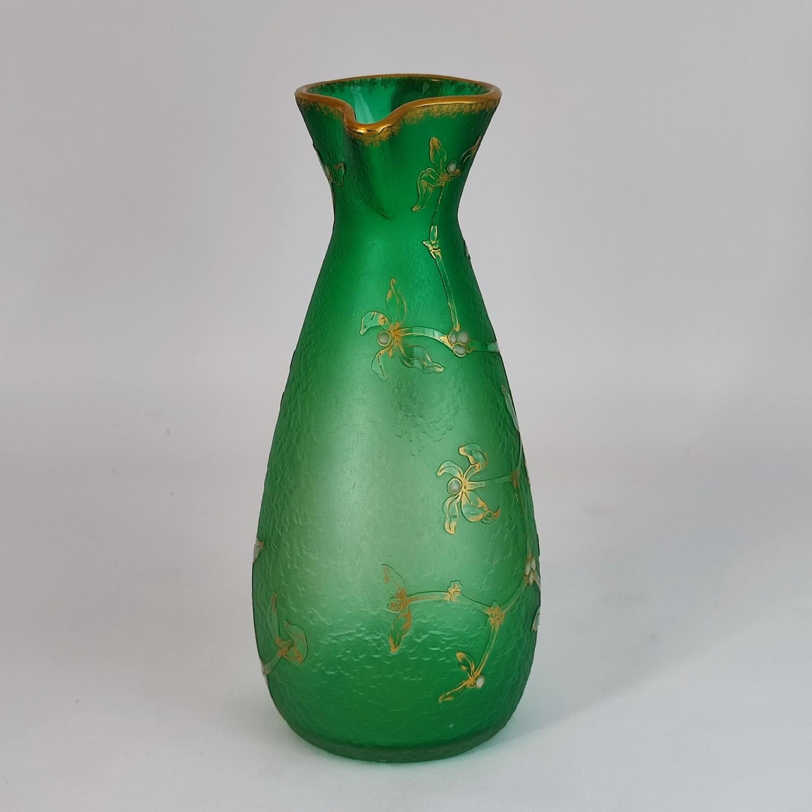 Français Vase ou pichet en verre gravé à l'acide Art nouveau français de Daum Nancy avec émail en vente