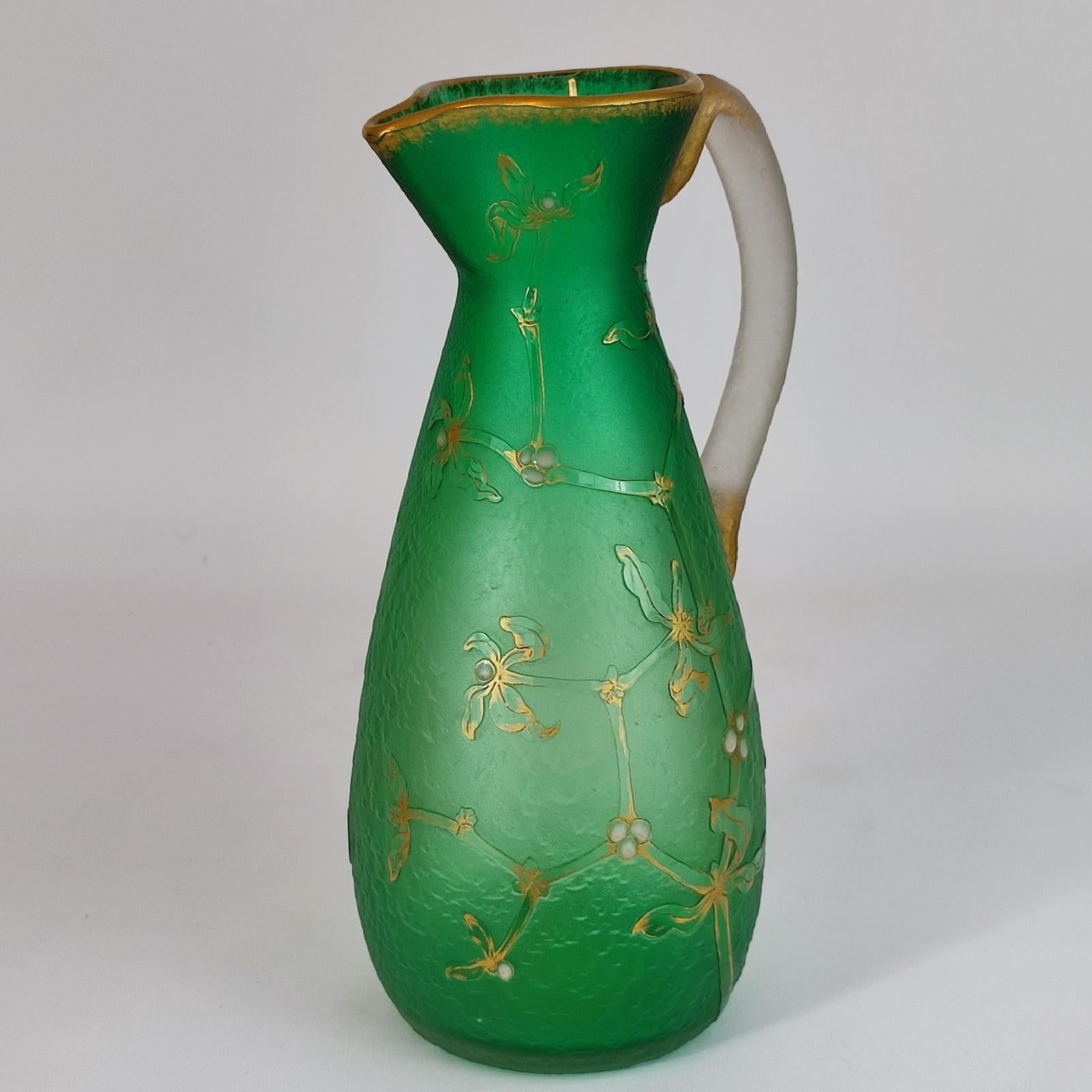 Buriné Vase ou pichet en verre gravé à l'acide Art nouveau français de Daum Nancy avec émail en vente