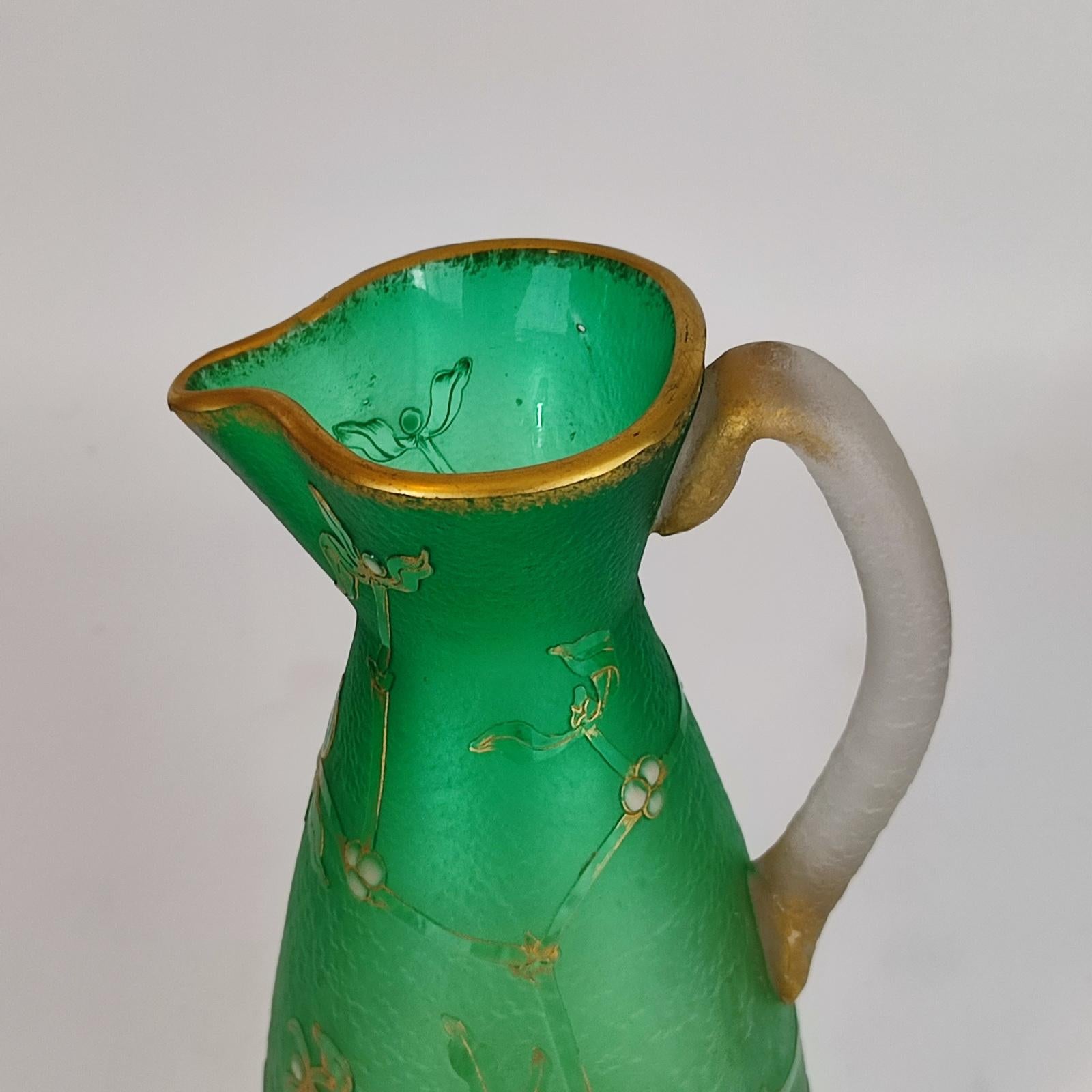 Verre Vase ou pichet en verre gravé à l'acide Art nouveau français de Daum Nancy avec émail en vente