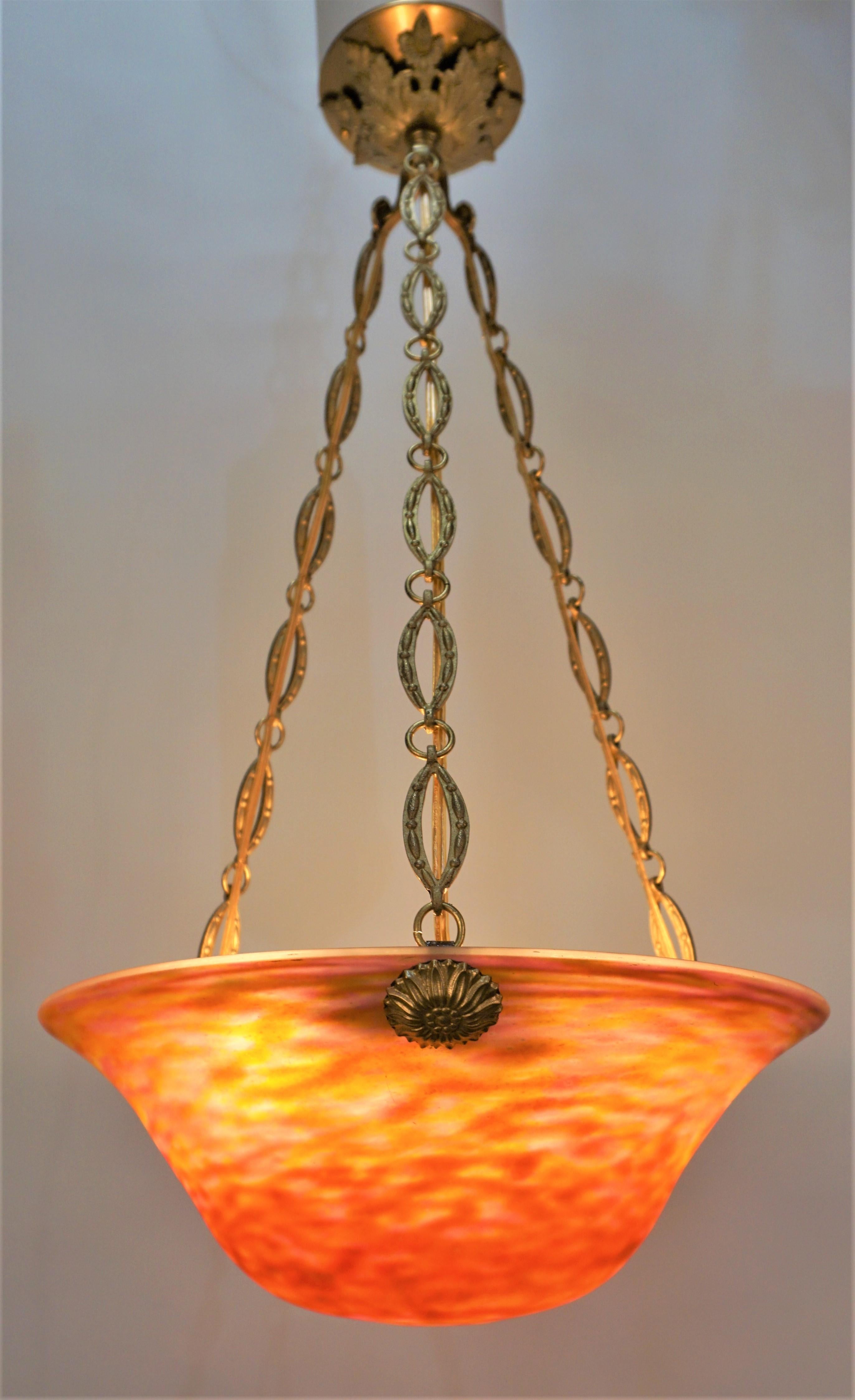Lampadario a sospensione in vetro soffiato francese di Daum Nancy, con elegante catena e baldacchino in bronzo.
Ricablato professionalmente e pronto per l'installazione.
Sei luci da 60watt ciascuna.
