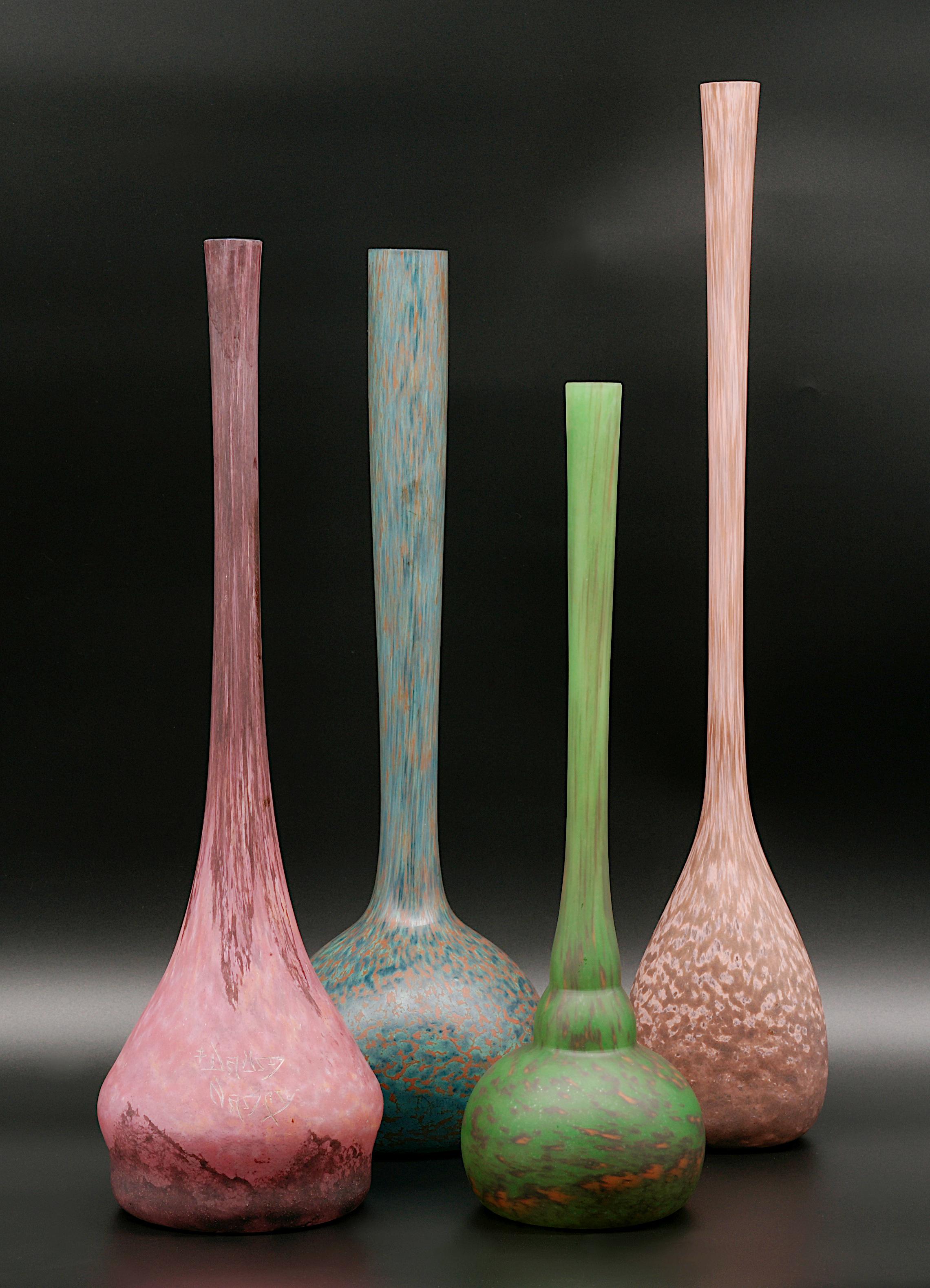 French Art Nouveau mottled glass single-flower vase by DAUM (Nancy), France, 1910-1915. Colors : pink, purple and orange. Height : 18.7