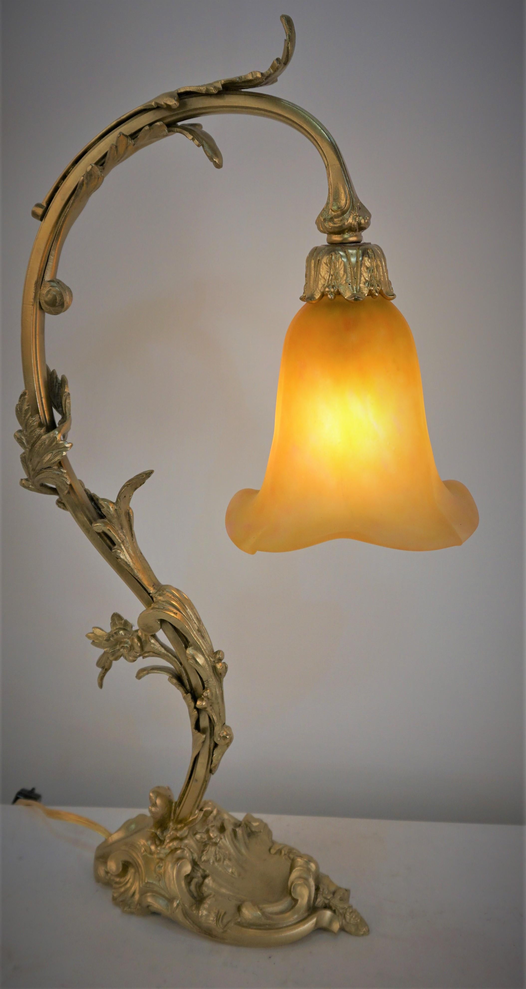 Early 20th Century Daum Nancy Glass Art Nouveau Bronze Table Lamp For Sale