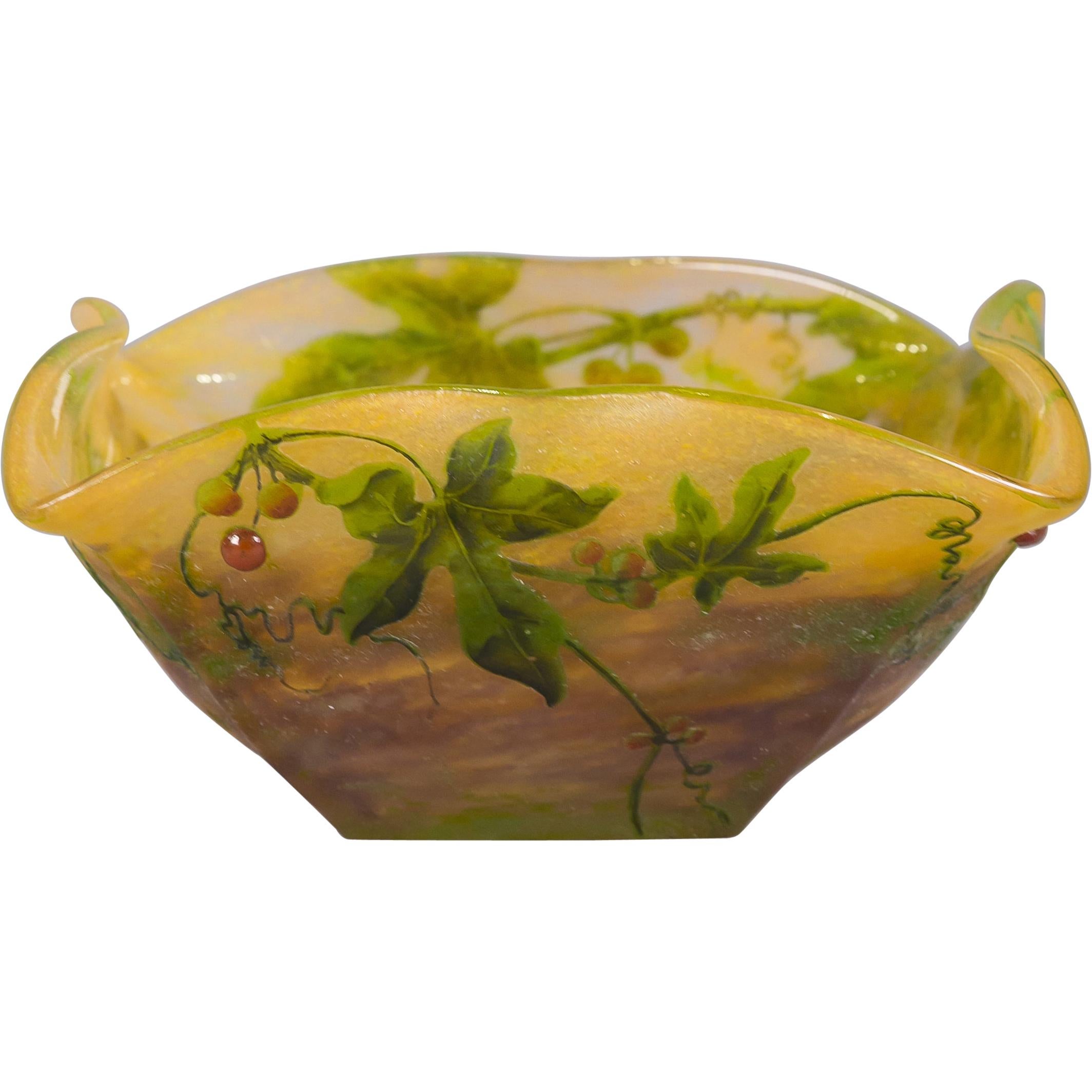 Bol en verre Daum Nancy avec décor de fruits appliqués:: vers 1900