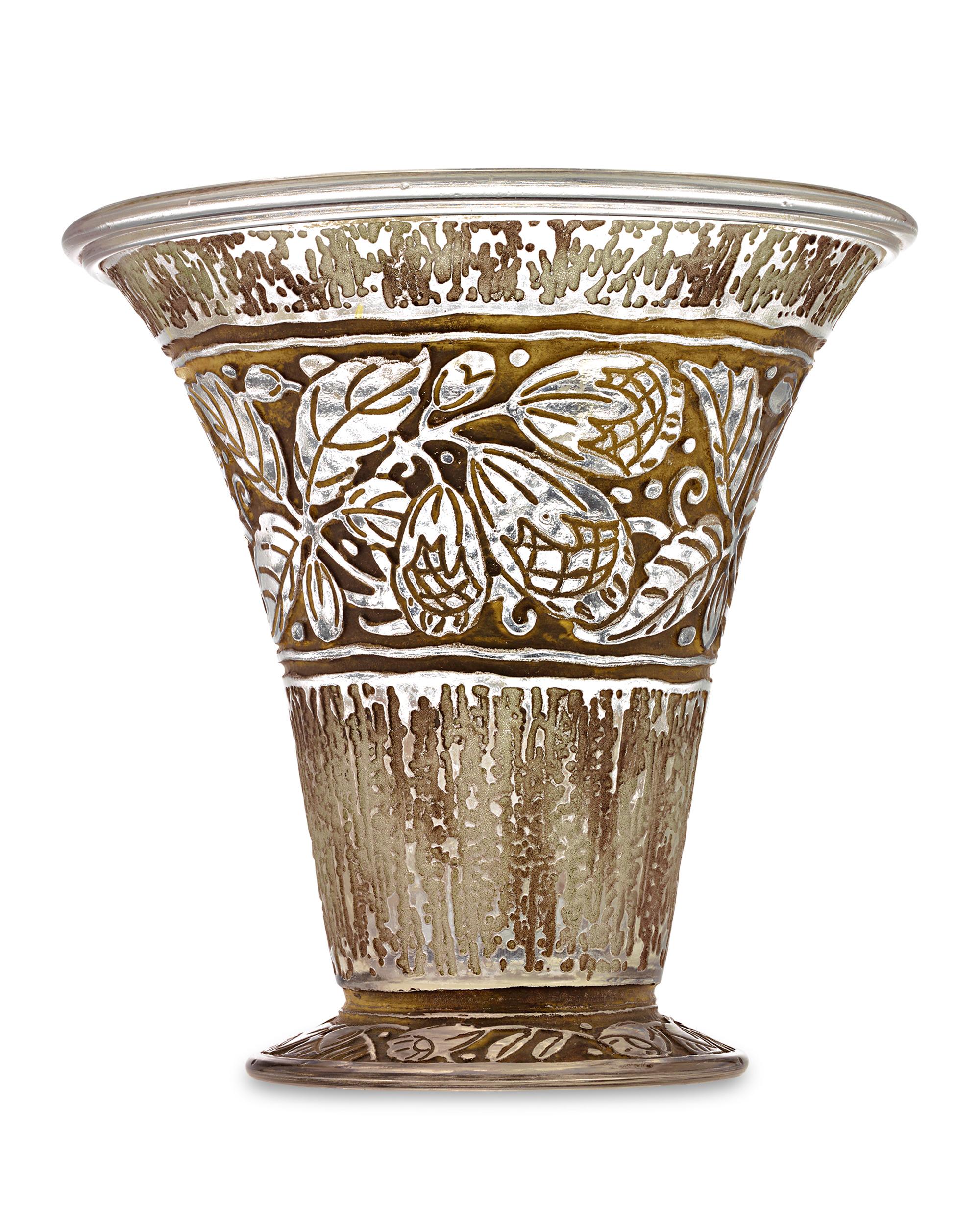 Ce vase en verre gravé à l'acide de Daum Nancy représente un modèle exceptionnellement rare et particulièrement gracieux de la célèbre firme française. Les verriers de Daum Nature sont depuis longtemps célébrés pour leur capacité à recréer la beauté